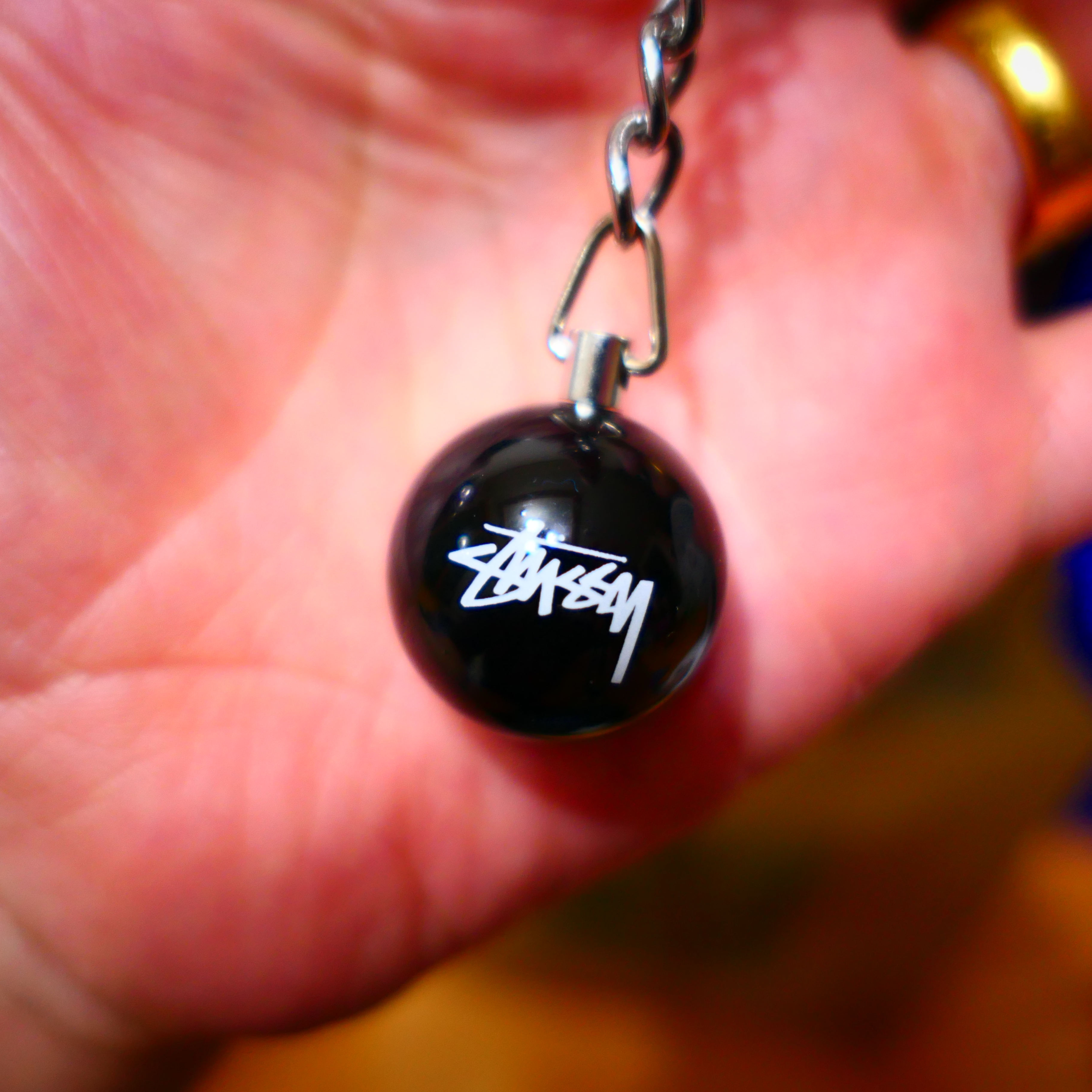 Stussy 8 Ball Keychain Black 착용 스타일 - 1