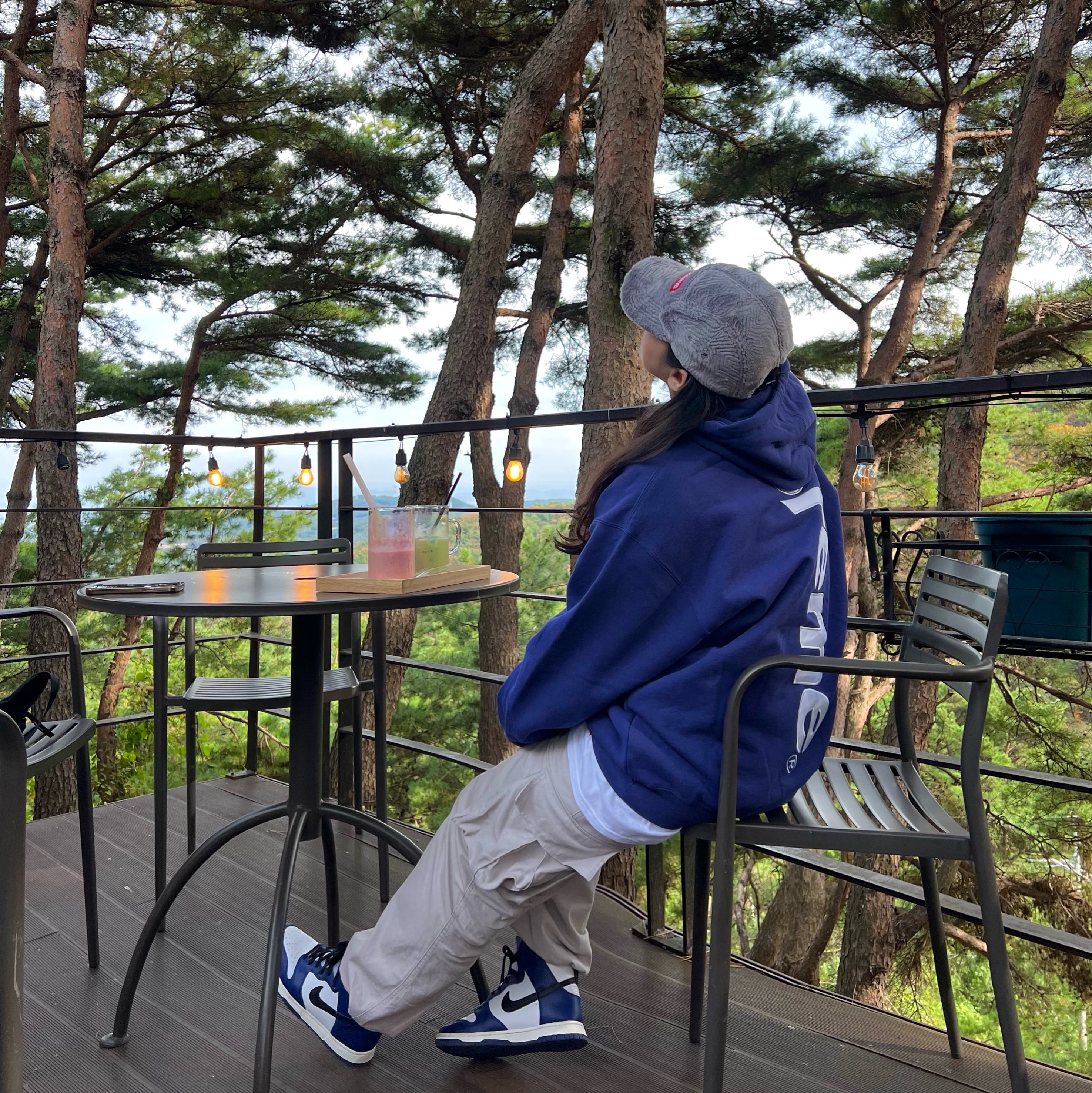 Supreme Swirl Fleece Camp Cap Grey - 22FW, Supreme Satin Applique Hooded Sweatshirt Washed Navy - 23FW 착용 스타일 - 3