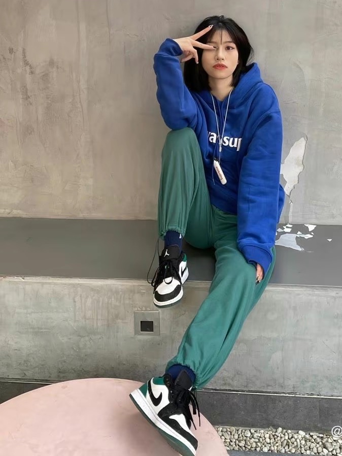 (GS) Jordan 1 Low Black Mystic Green 착용 스타일 - 3