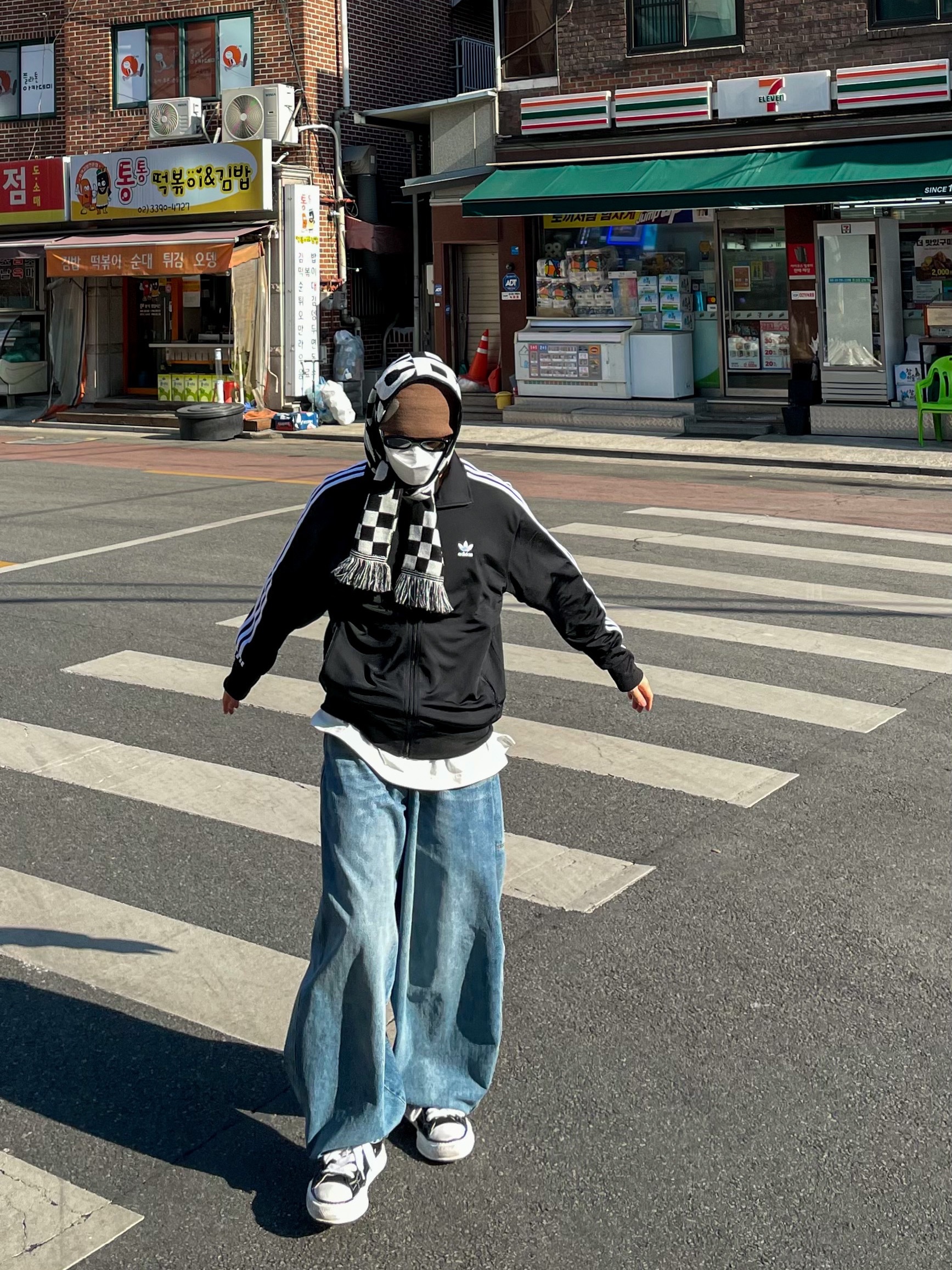 Telfar Baggy Jean Blue, Sansan Gear Logo Beanie Brown - 22FW 착용 스타일 - 3