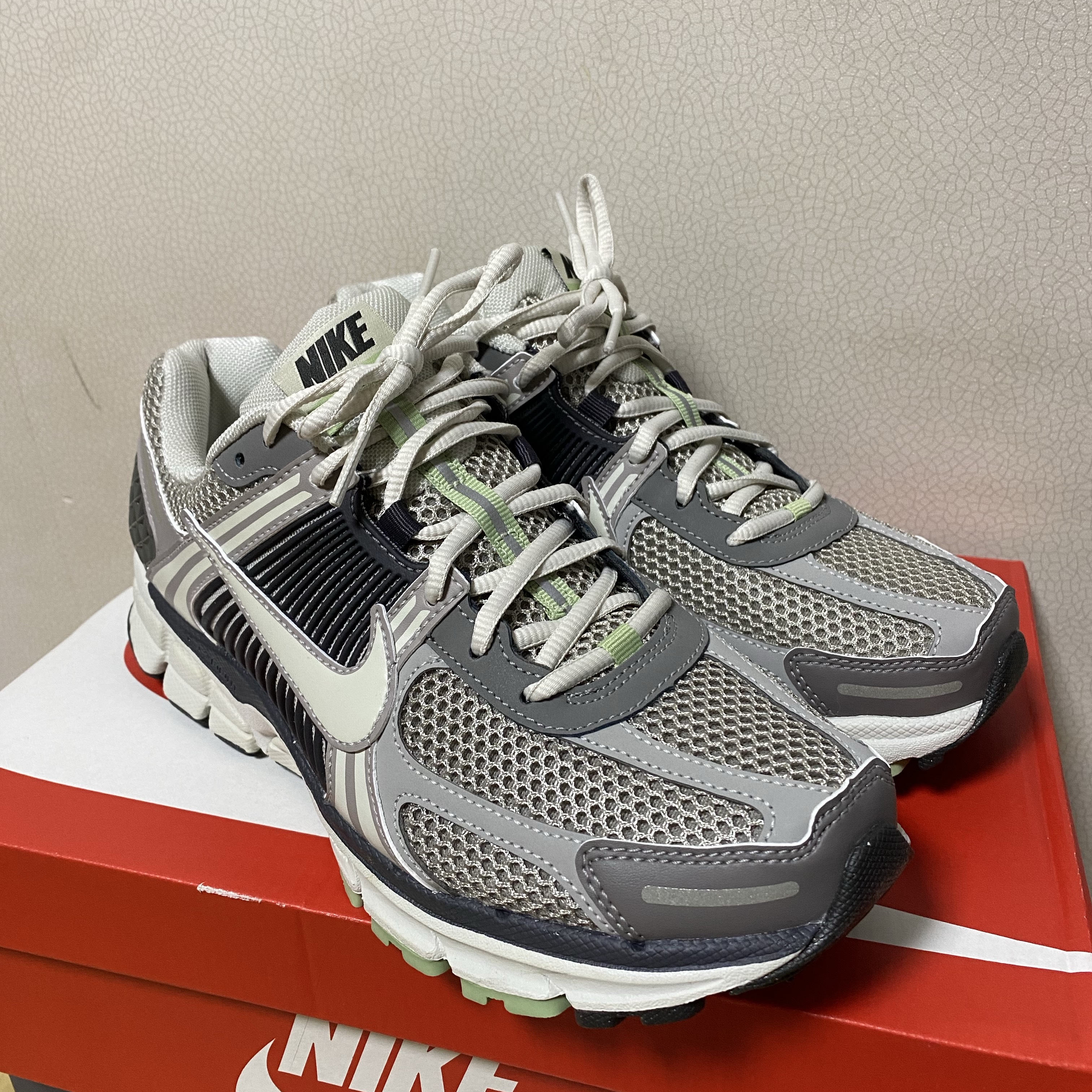(W) Nike Zoom Vomero 5 Cobblestone and Flat Pewter 착용 스타일