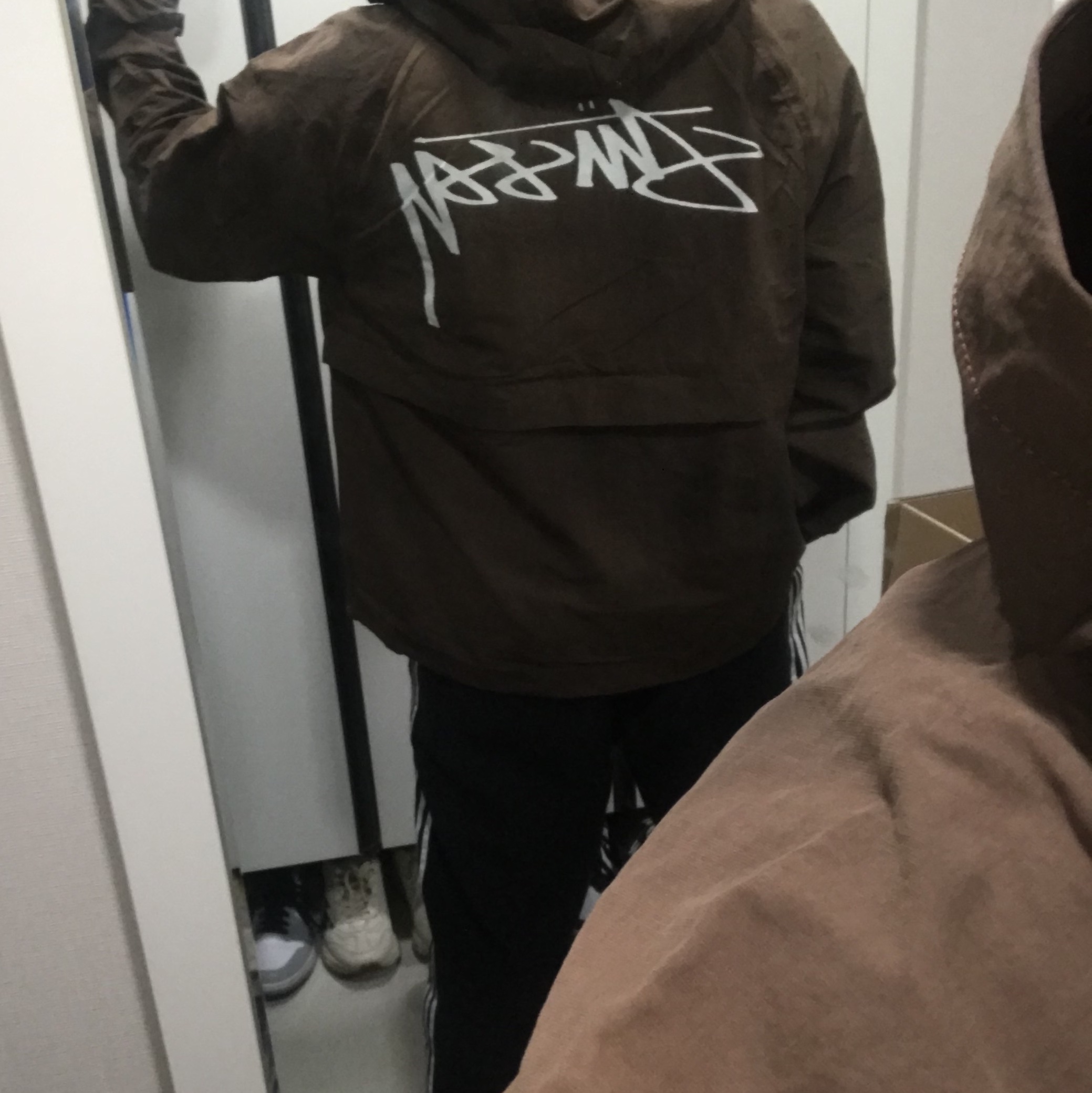 Stussy Wave Dye Beach Shell Jacket Coffee 착용 스타일