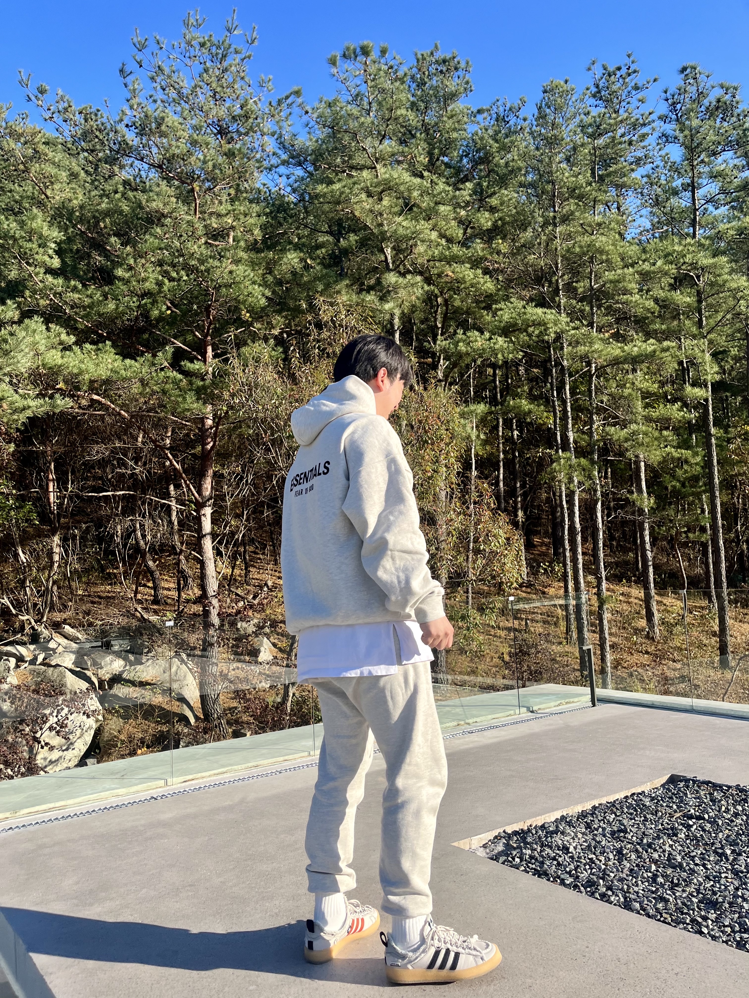 Adidas x Song for the Mute Campus 80s Bliss Core Black, Essentials The Core Collection Sweatpants Light Oatmeal 착용 스타일 - 4
