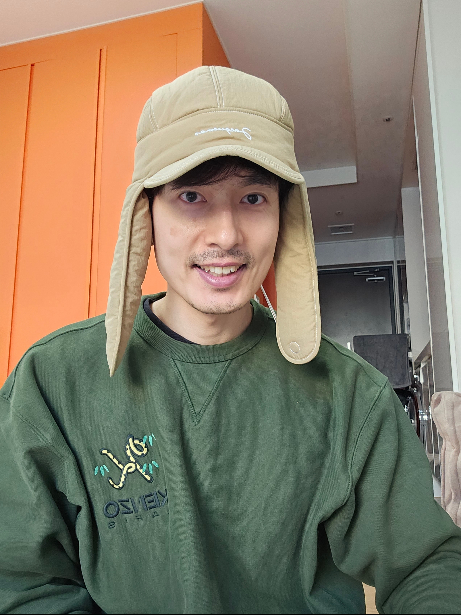 Jacquemus La Cagoule Bricciola Puffed Ear Flap Hat Beige 착용 스타일