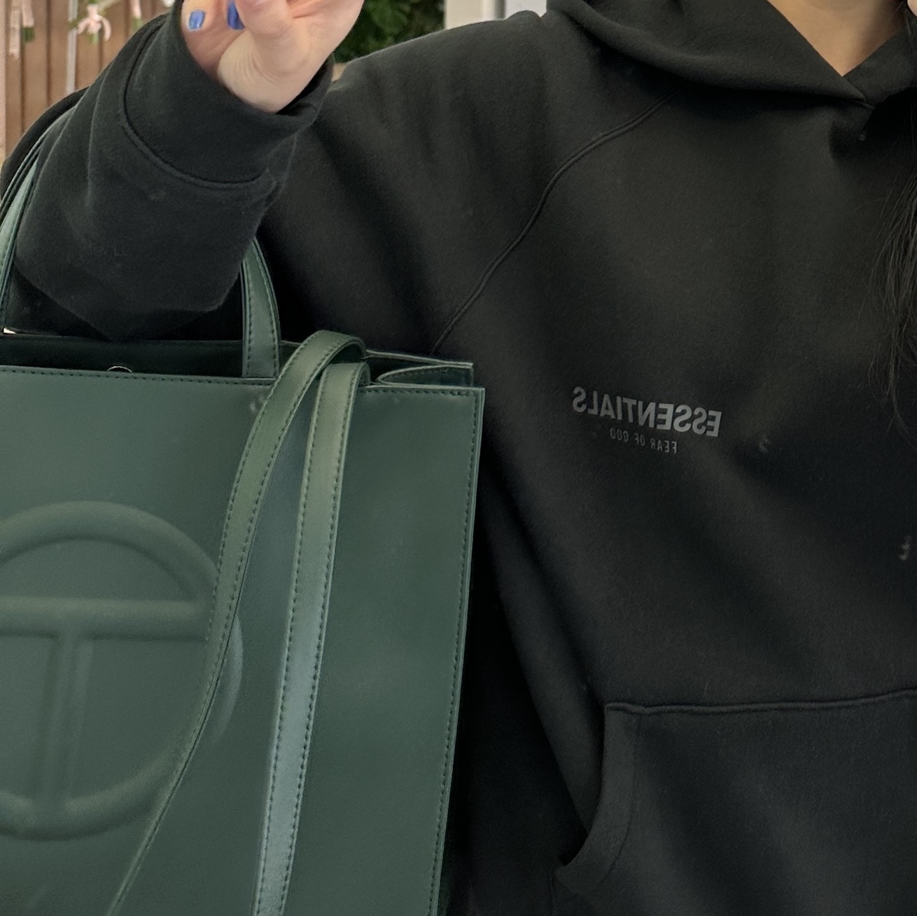 Telfar Medium Shopping Bag Dark Olive, Essentials The Core Collection Pullover Hoodie Black 착용 스타일 - 1