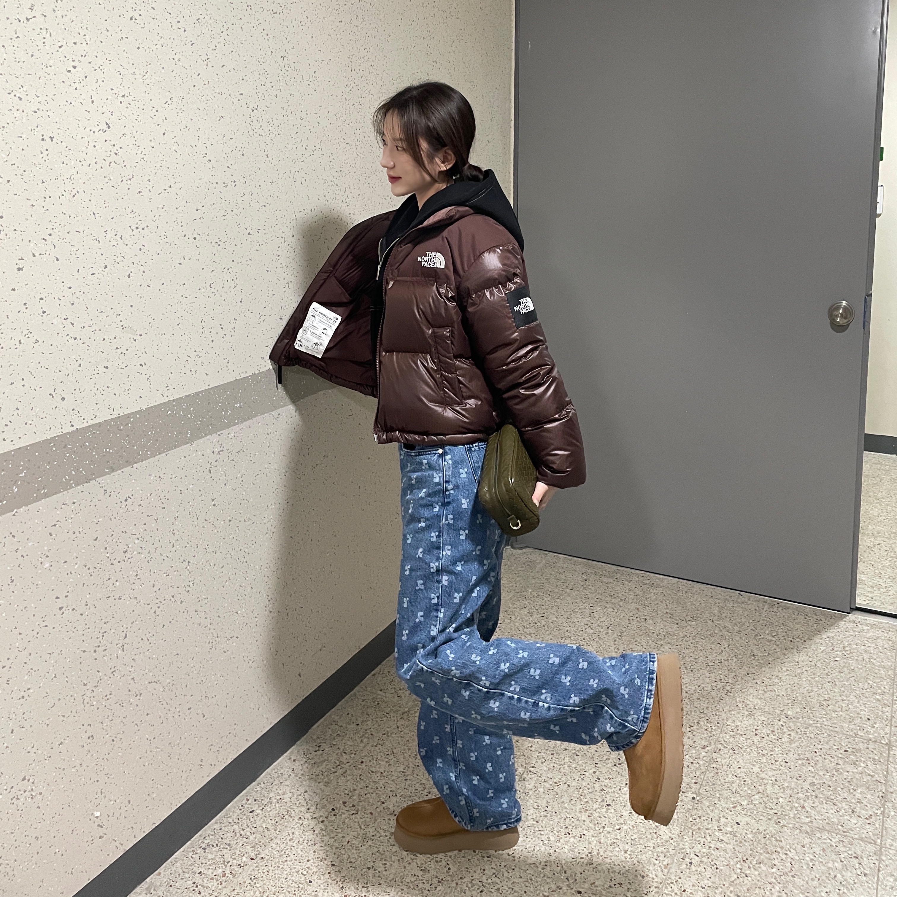 (W) The North Face White Label Novelty Nuptse Down Jacket Cocoa Brown, (W) UGG Tazz Slipper Chestnut 착용 스타일