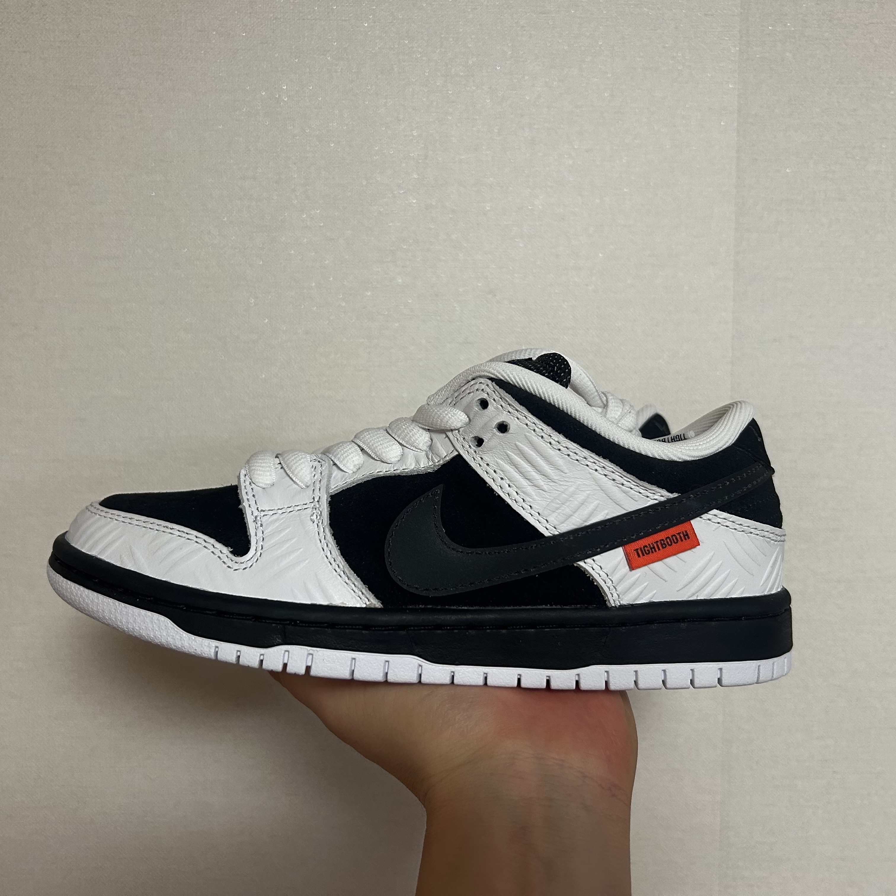Nike x Tightbooth SB Dunk Low Pro Black and White 착용 스타일 - 1