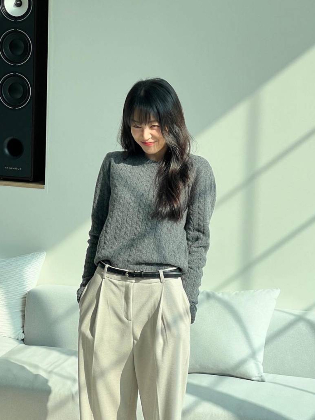 AMI de Coeur Tone-On-Tone Cashmere Crewneck Sweater Pale Blue, Thom Browne Center Back RWB Intarsia Stripe Classic Crew Neck Pullover in Fine Merino Wool Dark Grey 착용 스타일 - 2