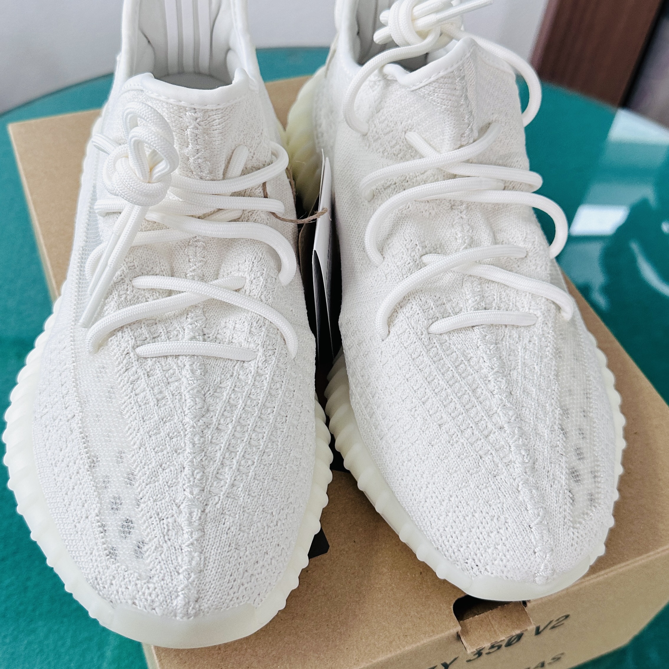Adidas Yeezy Boost 350 V2 Bone 착용 스타일 - 3