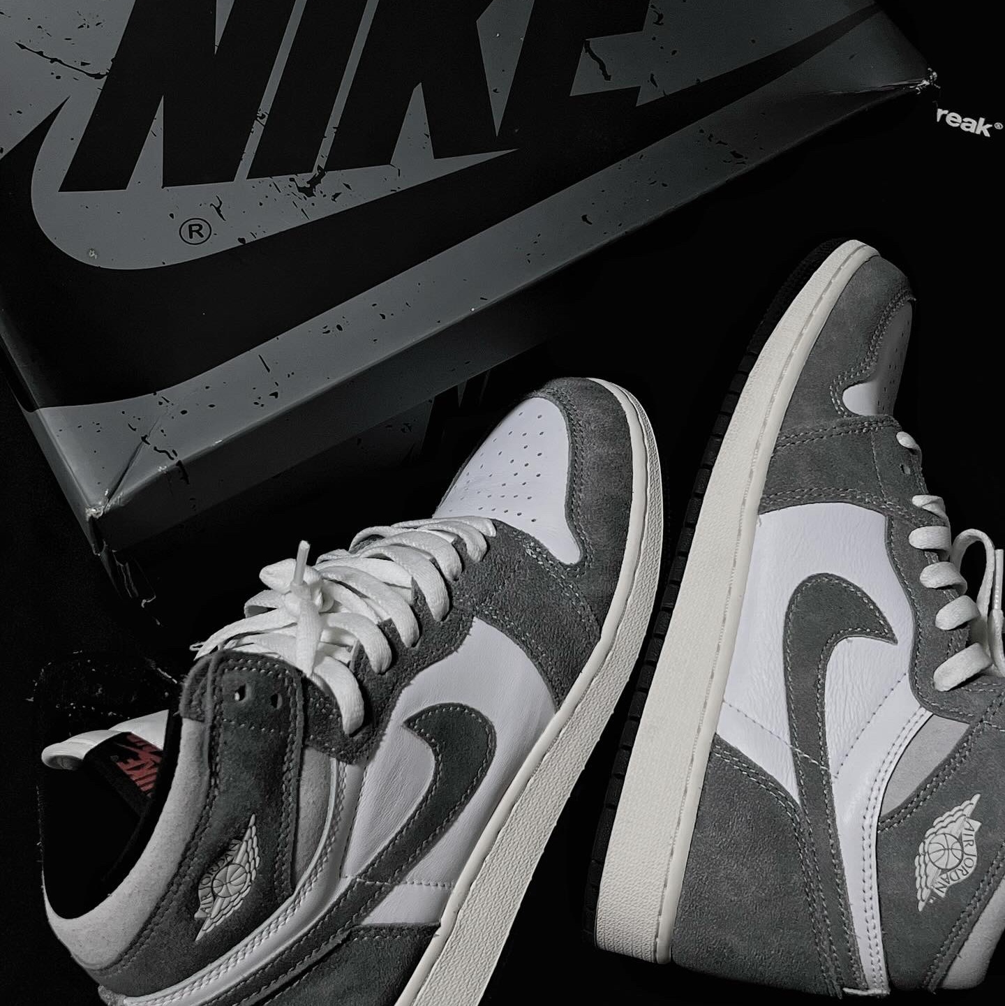 Jordan 1 Retro High OG Black and Smoke Grey 착용 스타일 - 1