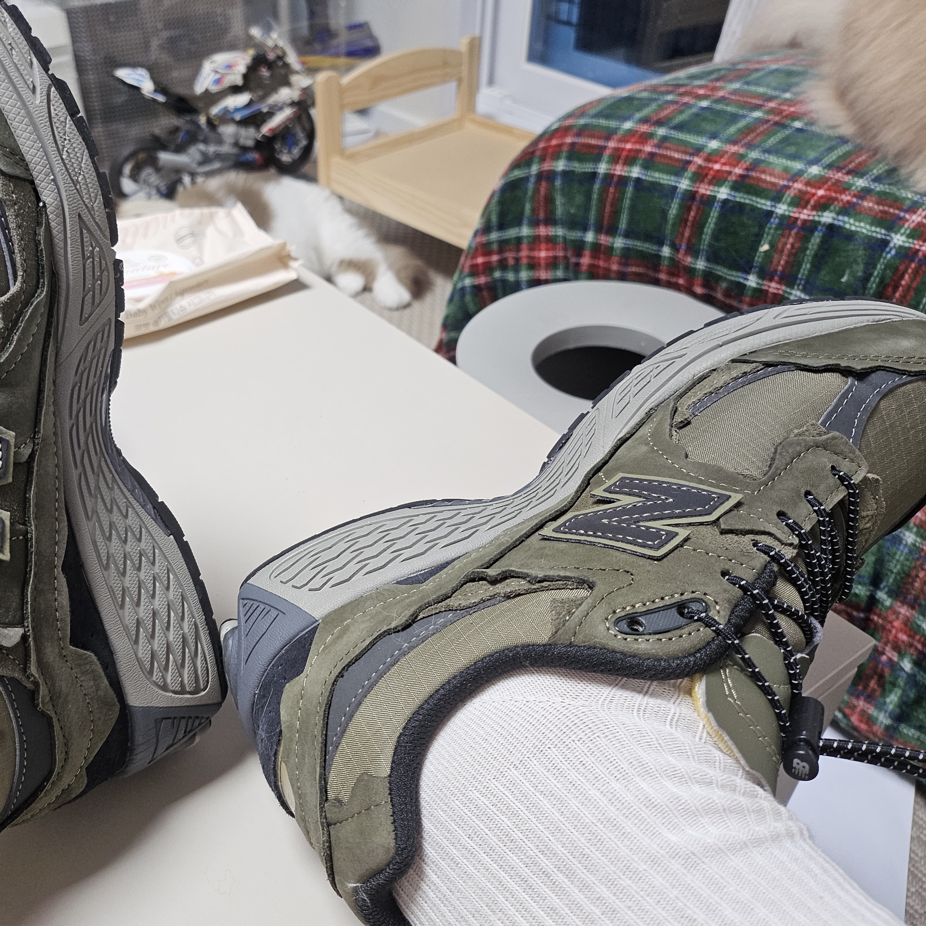 New Balance 2002R Protection Dark Moss 착용 스타일 - 2