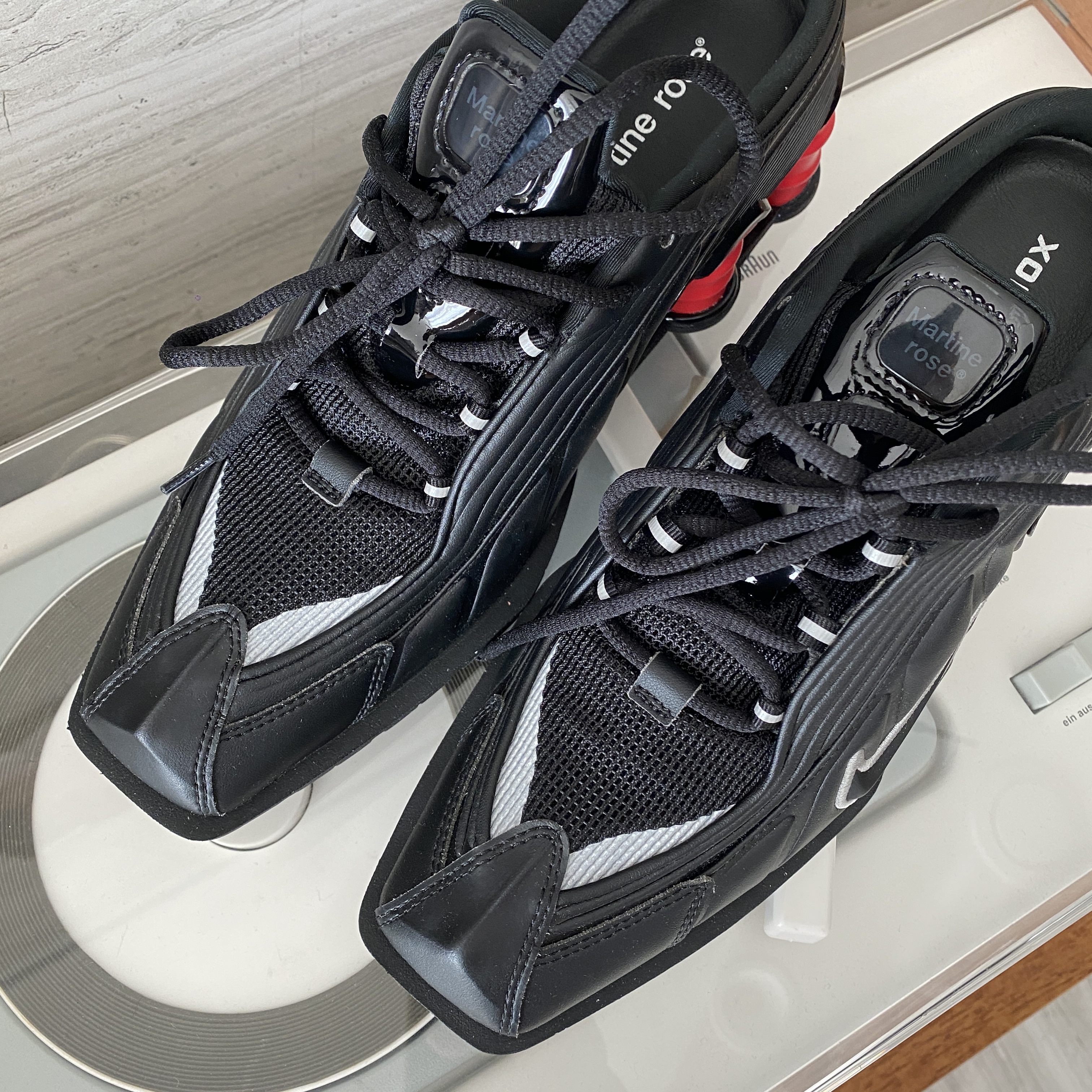 Nike x Martine Rose Shox MR4 Black 착용 스타일 - 2