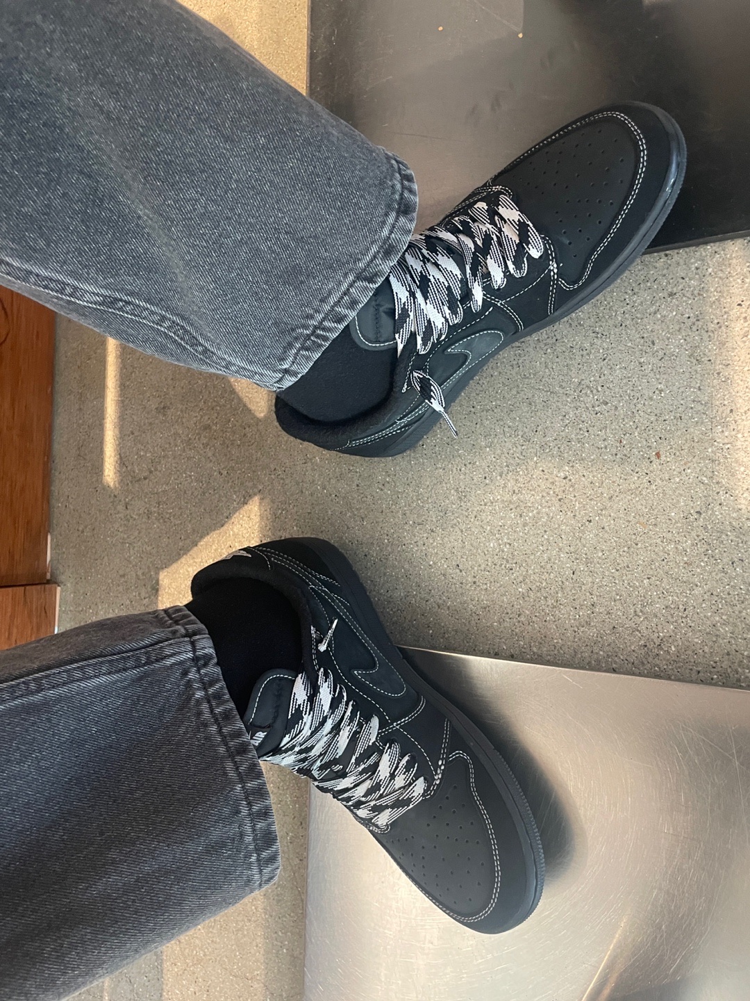 Jordan 1 x Travis Scott Retro Low OG SP Black Phantom 착용 스타일
