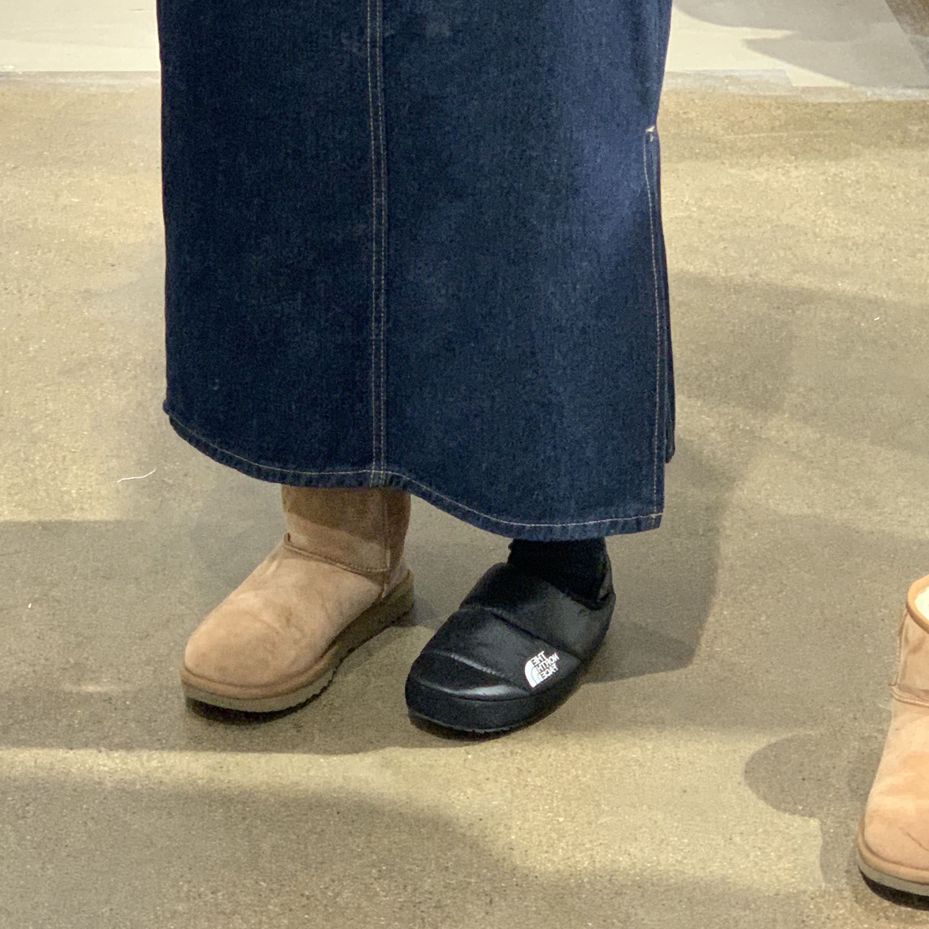 The North Face Nuptse Mule Black, (W) UGG Classic Mini II Boots Chestnut 착용 스타일