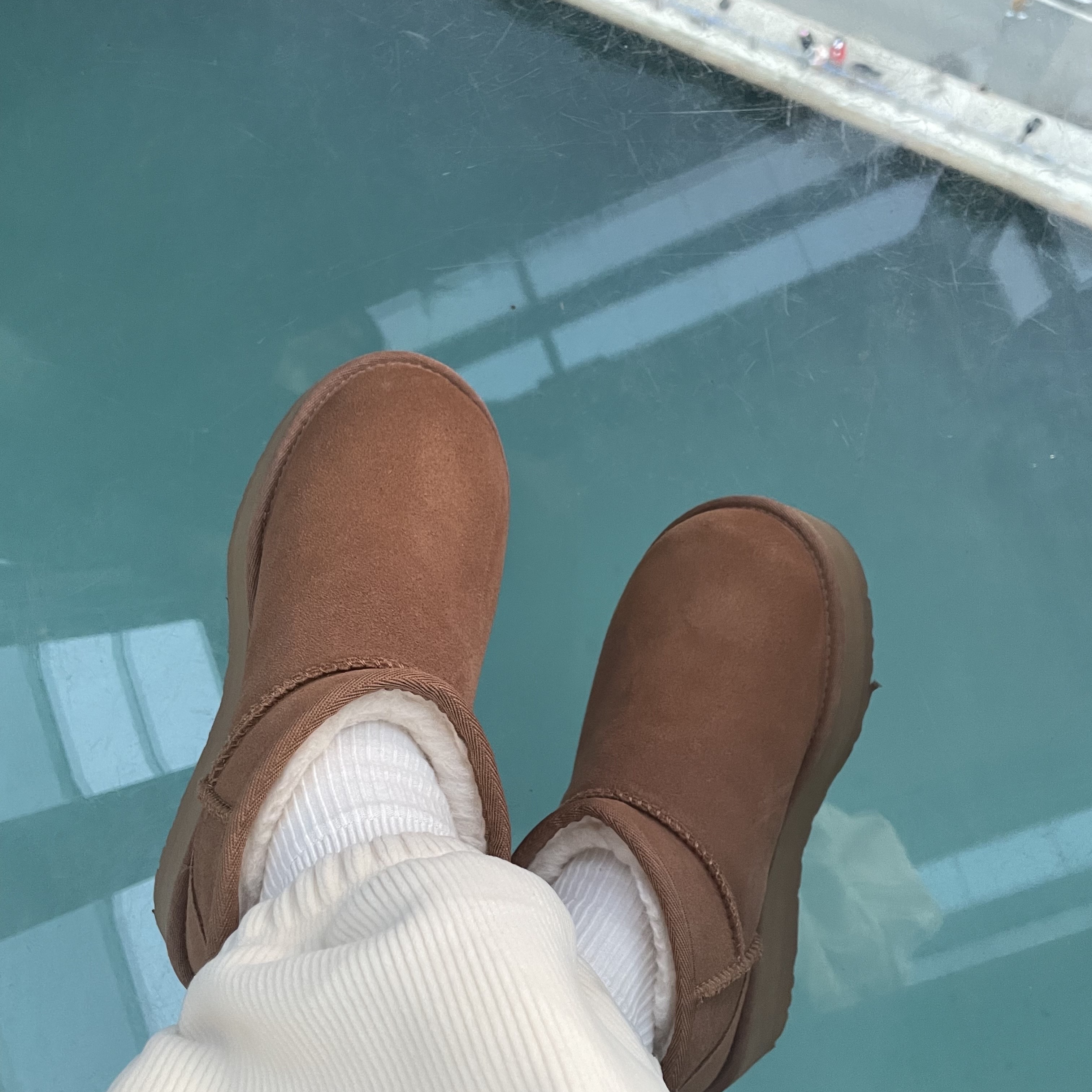 (W) UGG Classic Ultra Mini Platform Boots Chestnut 착용 스타일 - 2