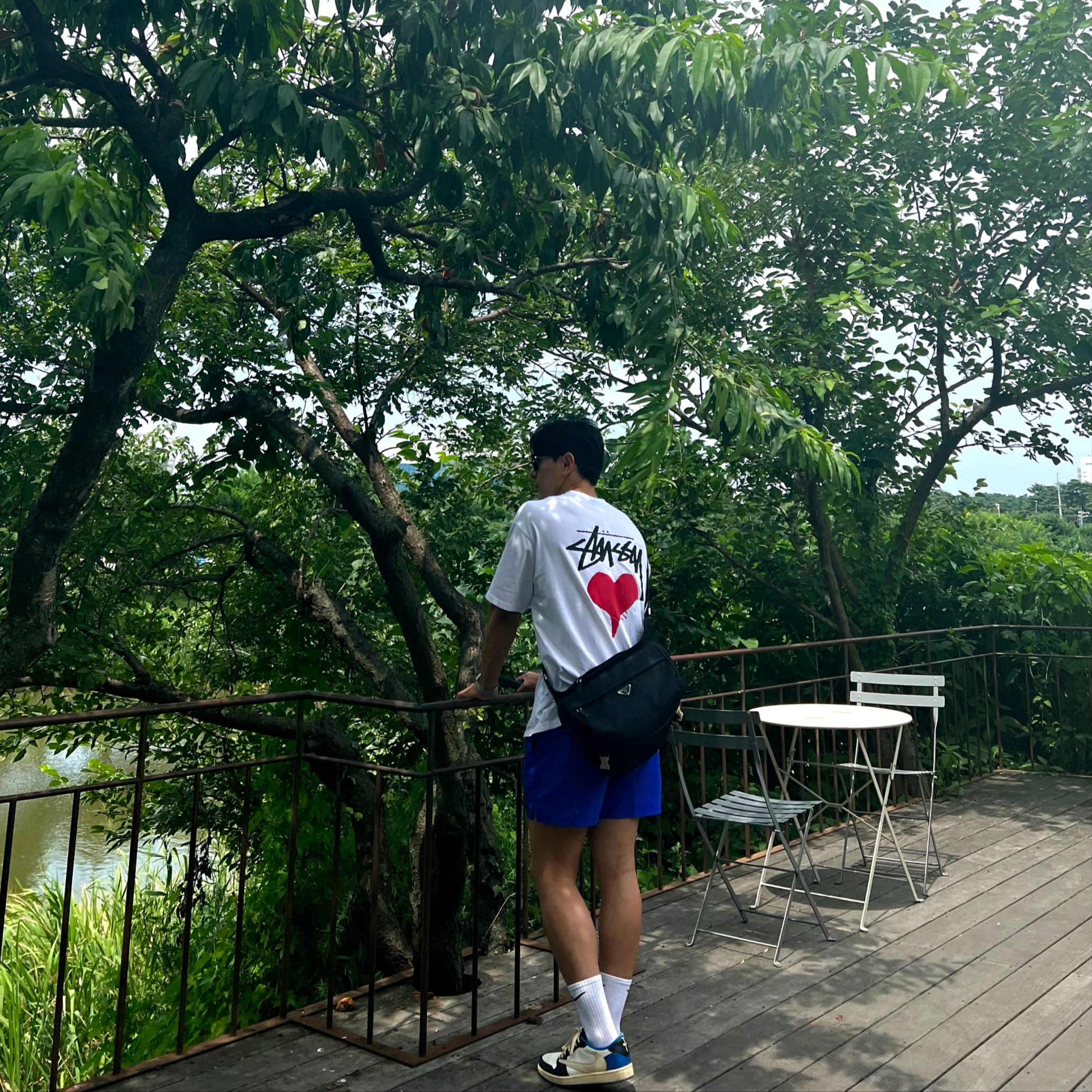 Stussy Stock Heart T-Shirt White, Jordan 1 x Travis Scott x Fragment Retro Low OG SP Military Blue 착용 스타일