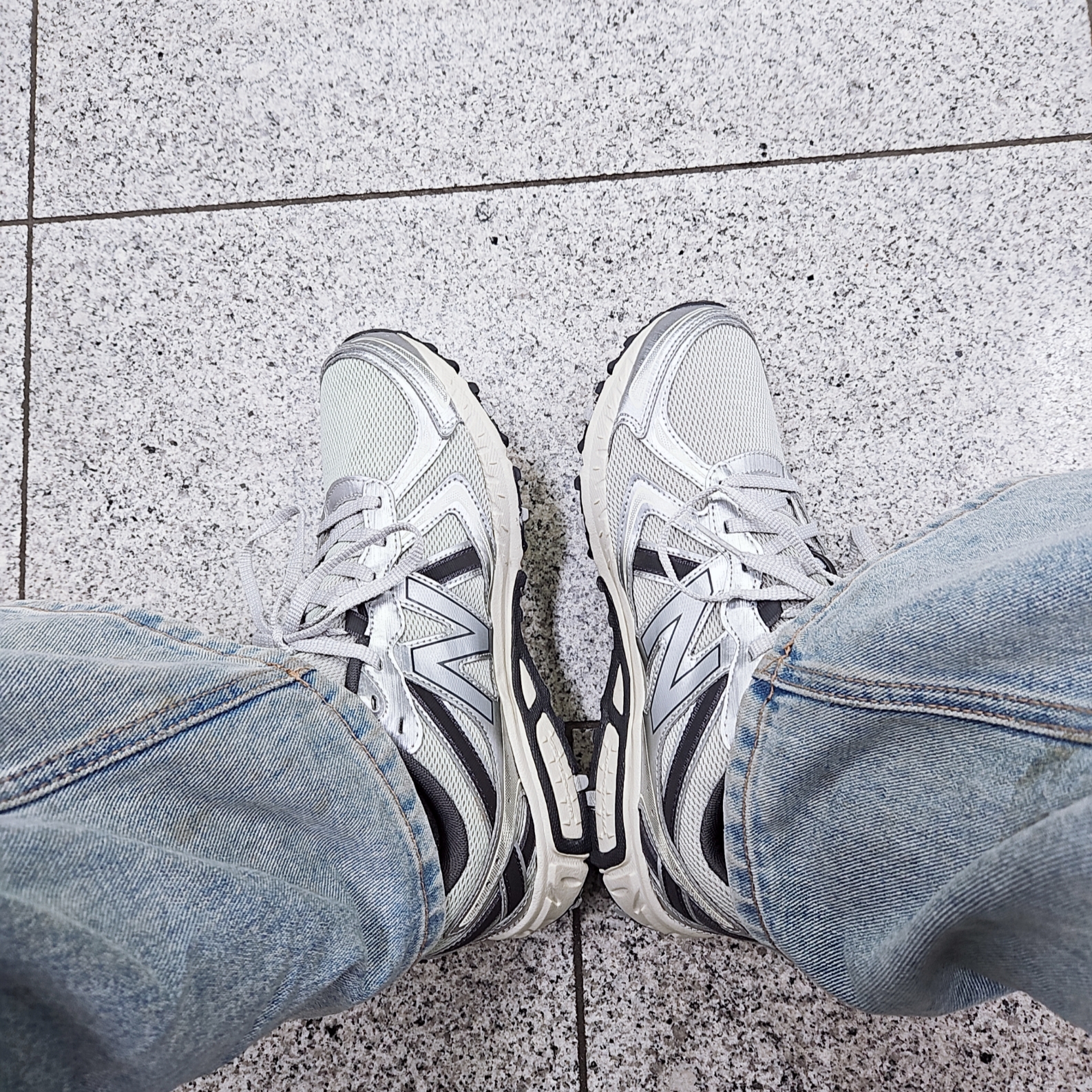 New Balance 410v5 Silver - 2E Wide 착용 스타일