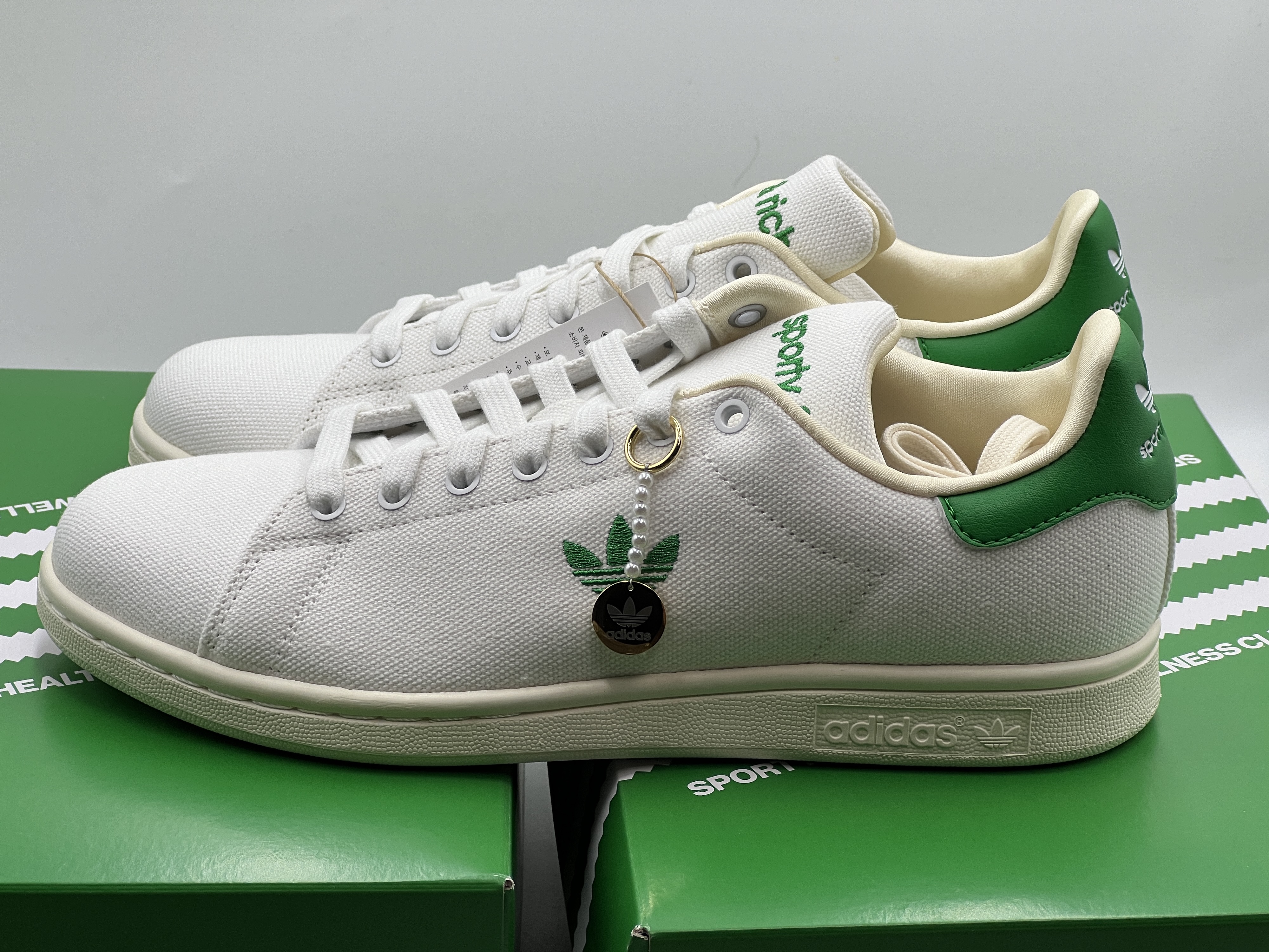 Adidas x Sporty & Rich Stan Smith White Green 착용 스타일 - 2