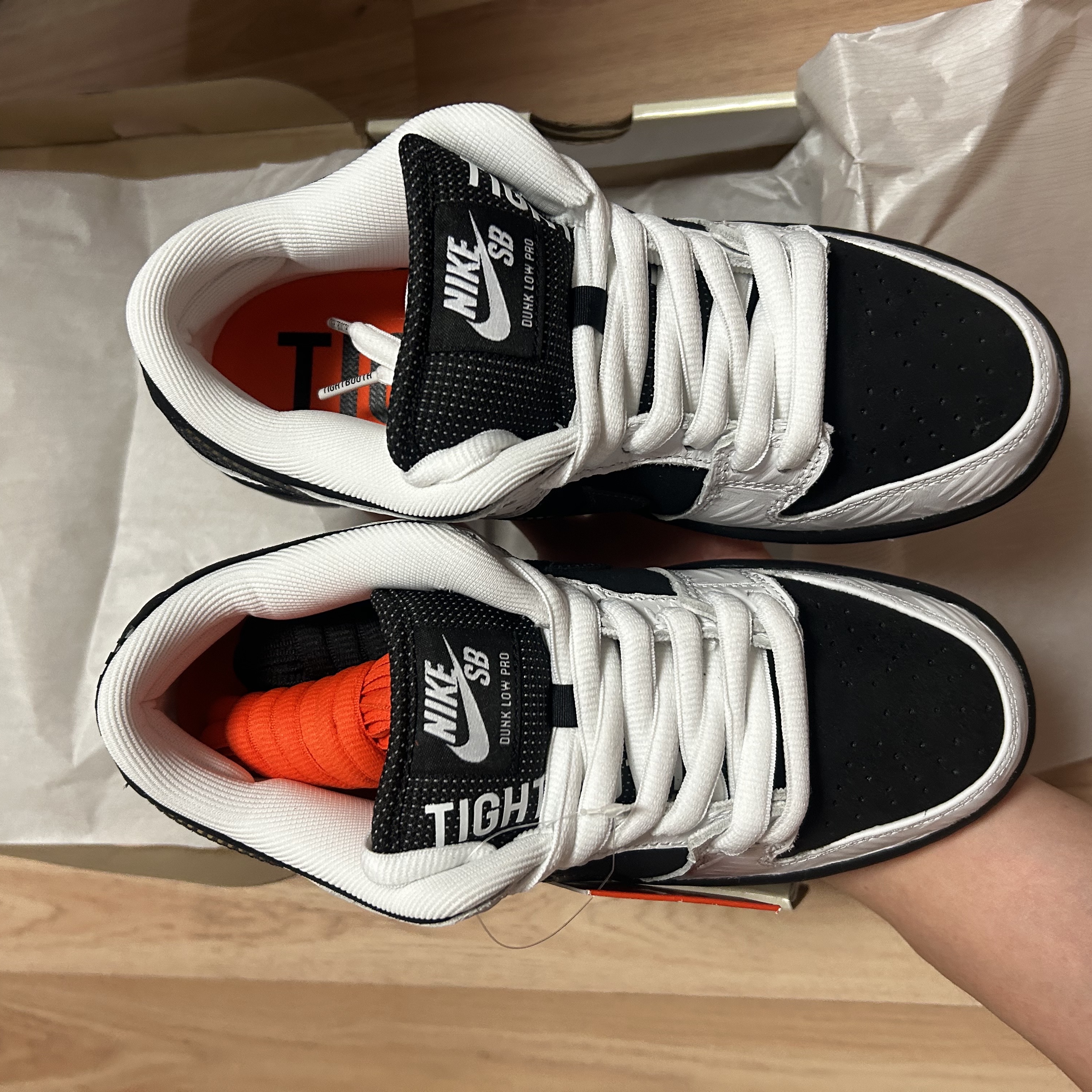 Nike x Tightbooth SB Dunk Low Pro Black and White 착용 스타일 - 4
