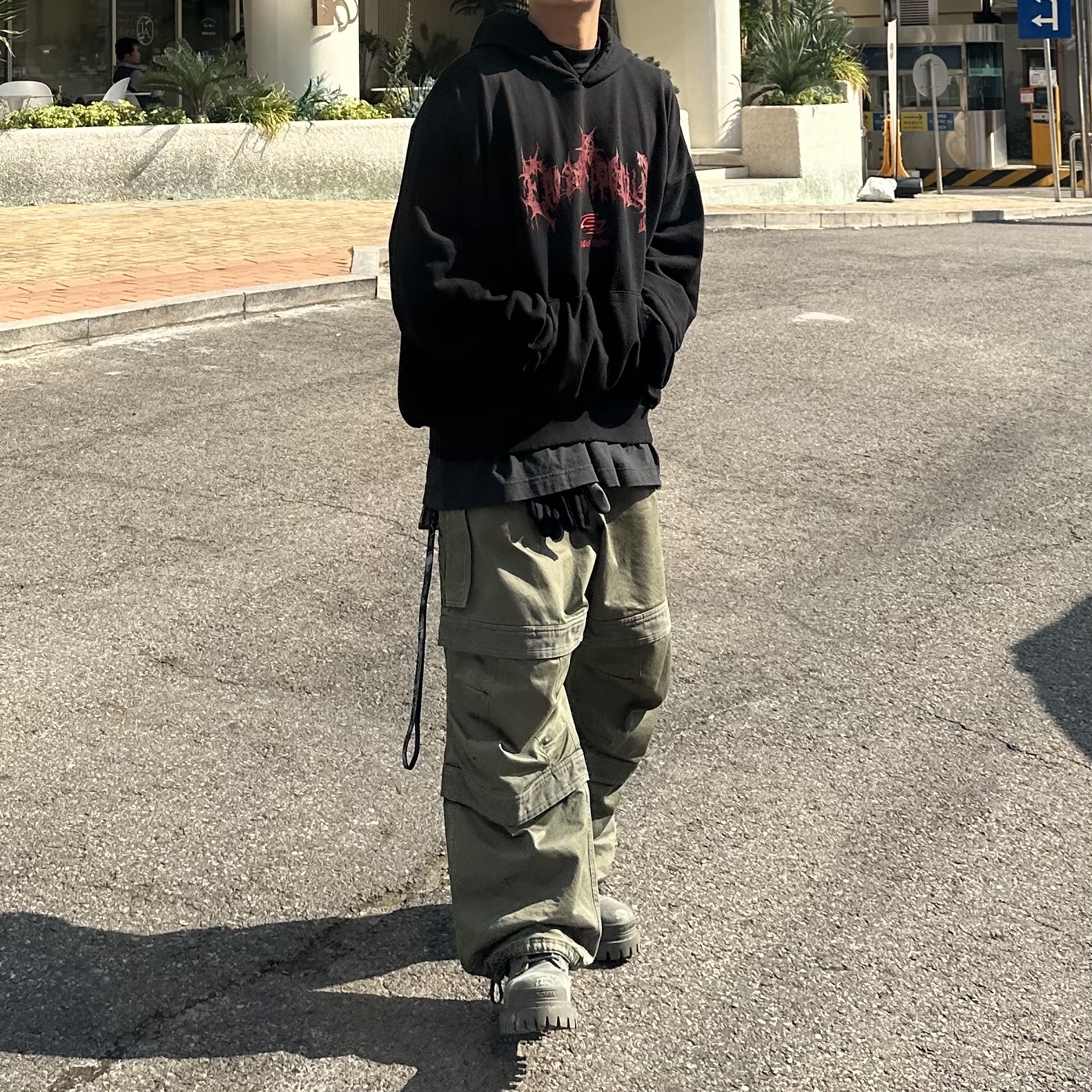 Undermycar x Emostanceclub Deremo Double Logo Oversized Hoodie Toreador - 23FW, Farfromwhat Far Layered Work Pants Olive 착용 스타일 - 2