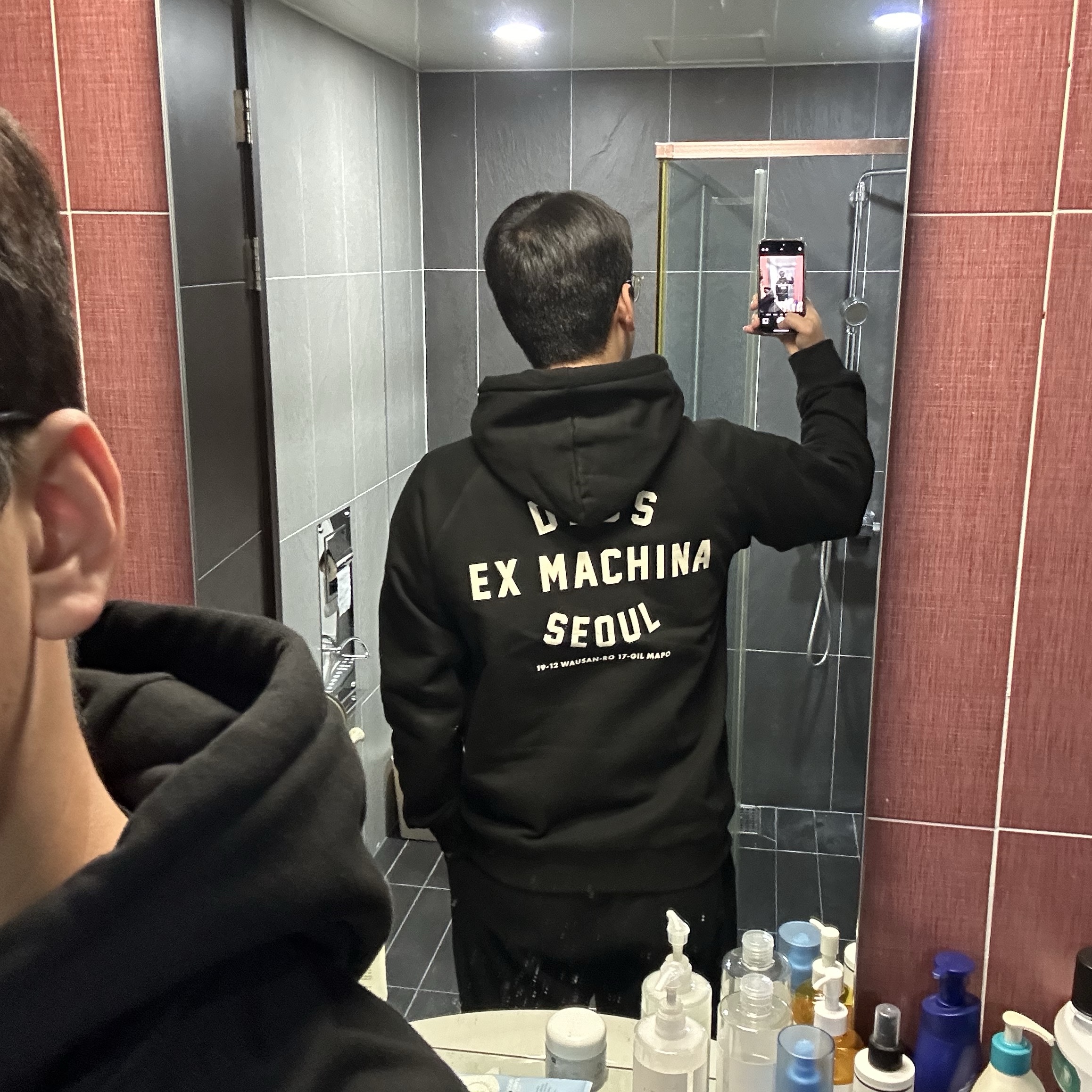 Deus Ex Machina Seoul Address Hoodie Black 착용 스타일 - 2