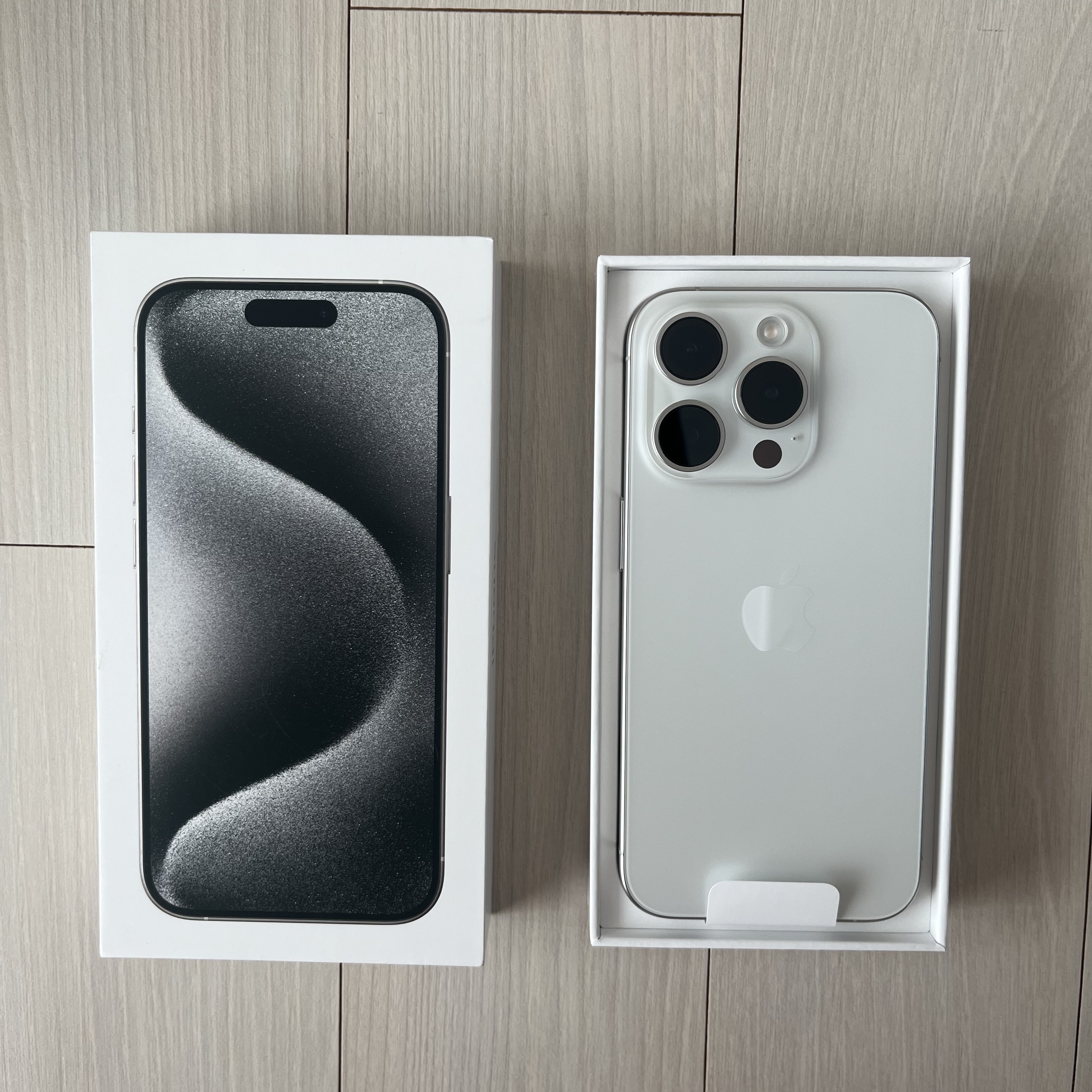 Apple iPhone 15 Pro 256GB White Titanium (Korean Ver.) 착용 스타일 - 1