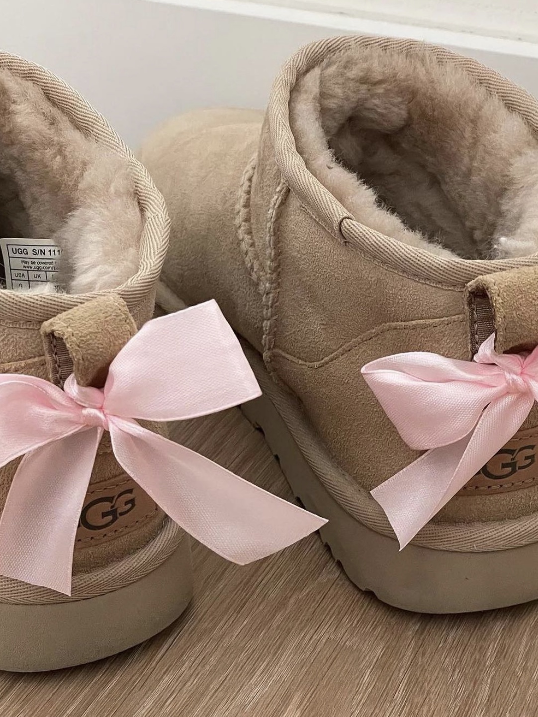 (W) UGG Classic Ultra Mini Boots Driftwood, (W) UGG Classic Ultra Mini Platform Boots Chestnut 착용 스타일 - 2