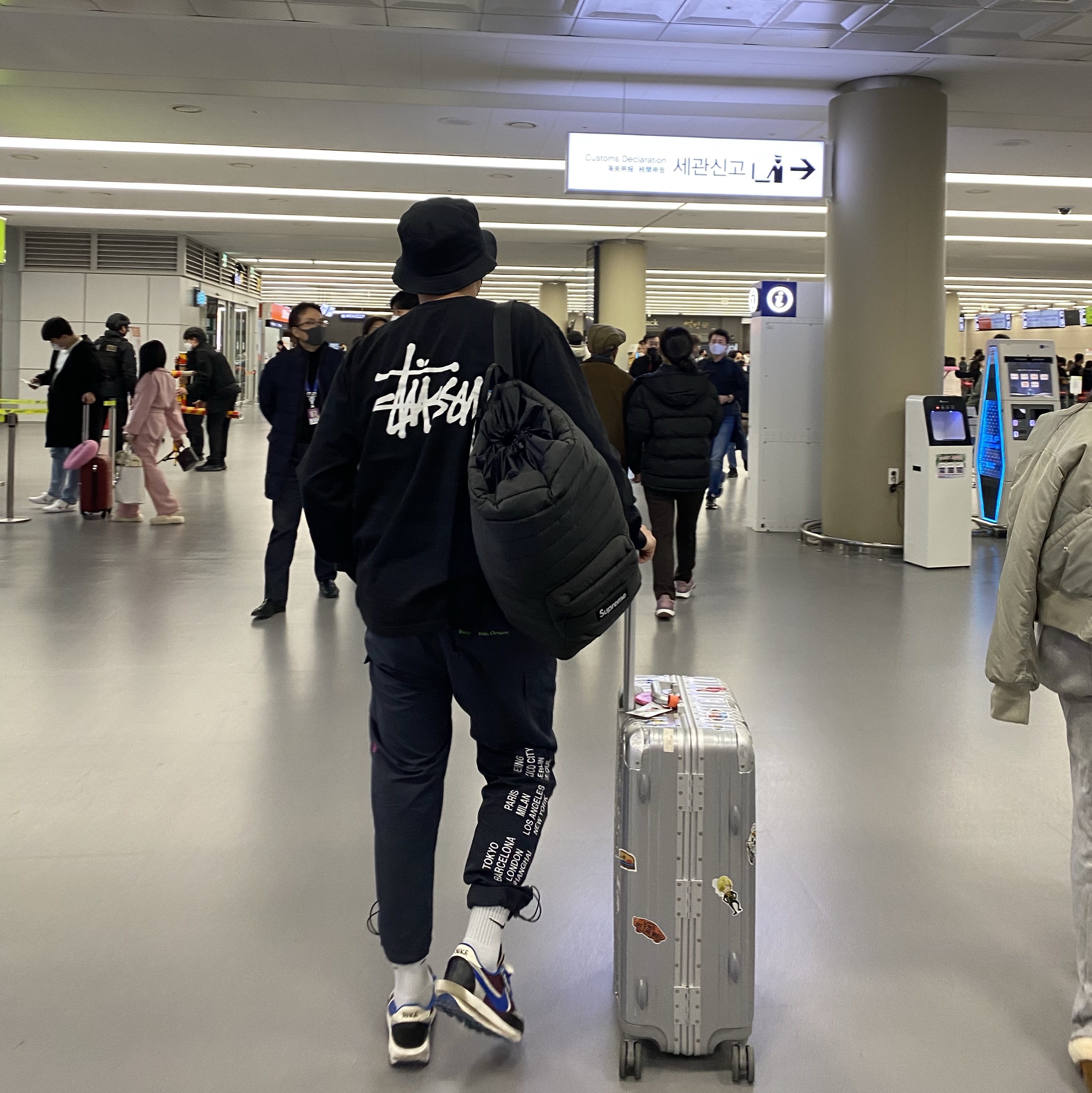 Supreme Puffer Backpack Black - 22FW, Stussy Stock Seoul Crew Black 착용 스타일 - 1