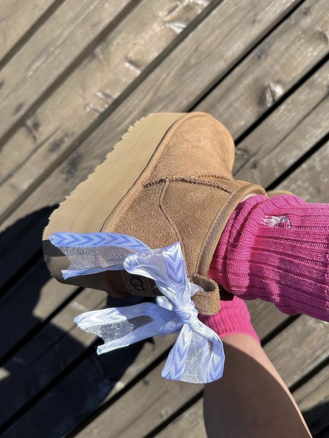 (W) UGG Classic Ultra Mini Boots Driftwood, (W) UGG Classic Ultra Mini Platform Boots Chestnut 착용 스타일 - 3