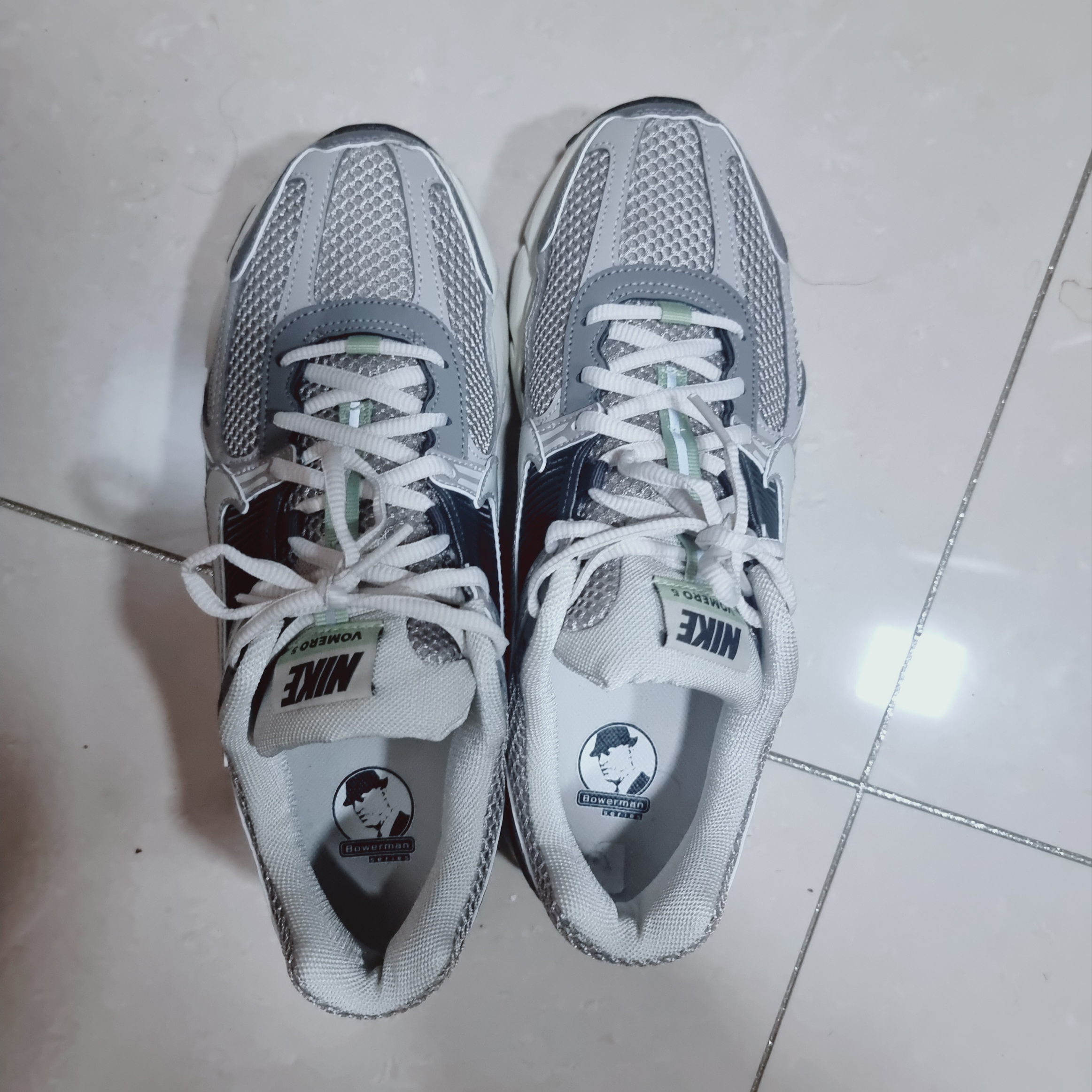 (W) Nike Zoom Vomero 5 Cobblestone and Flat Pewter 착용 스타일