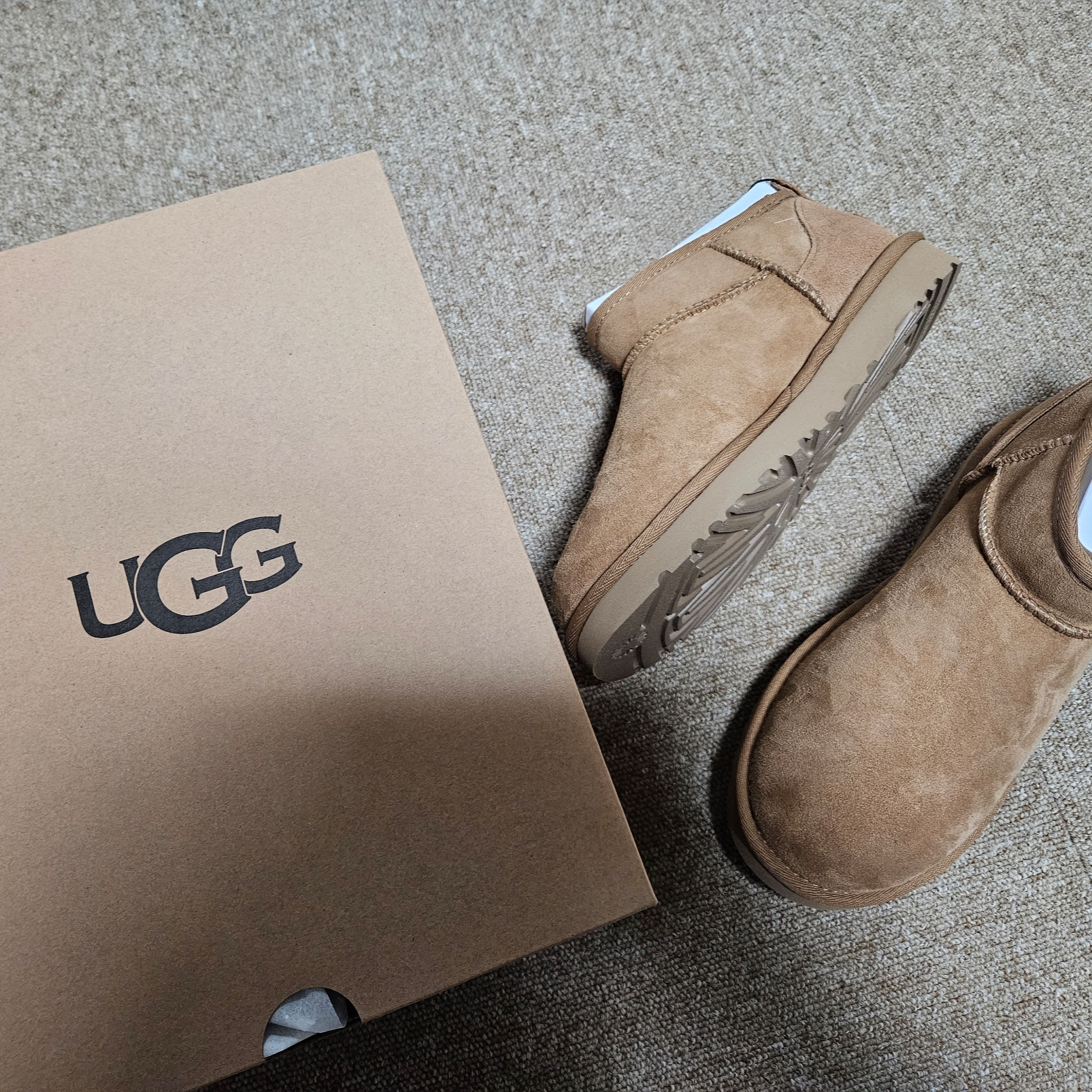 (W) UGG Classic Ultra Mini Boots Chestnut 착용 스타일 - 1