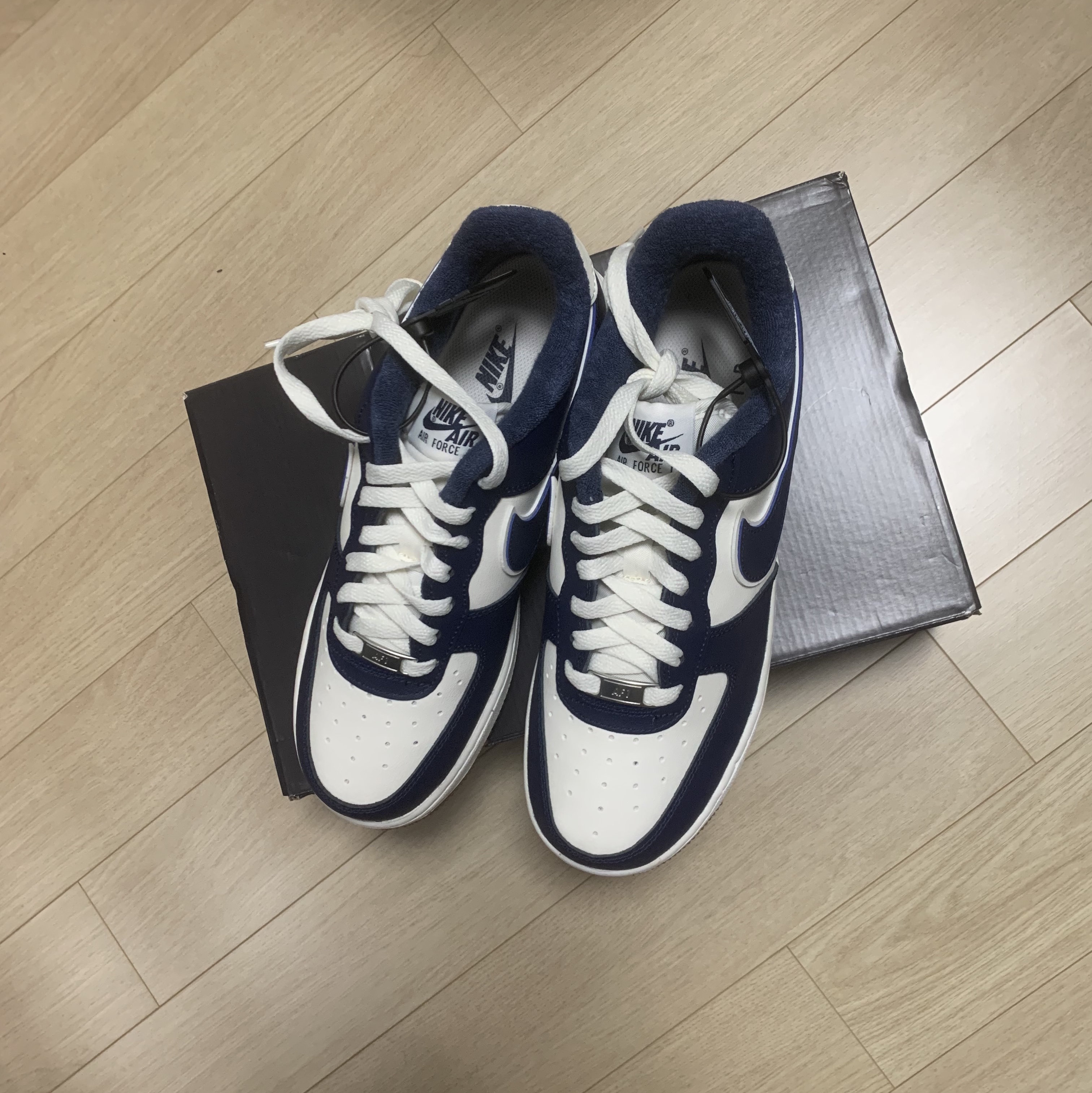 Nike Air Force 1 '07 LV8 Midnight Navy 착용 스타일 - 3