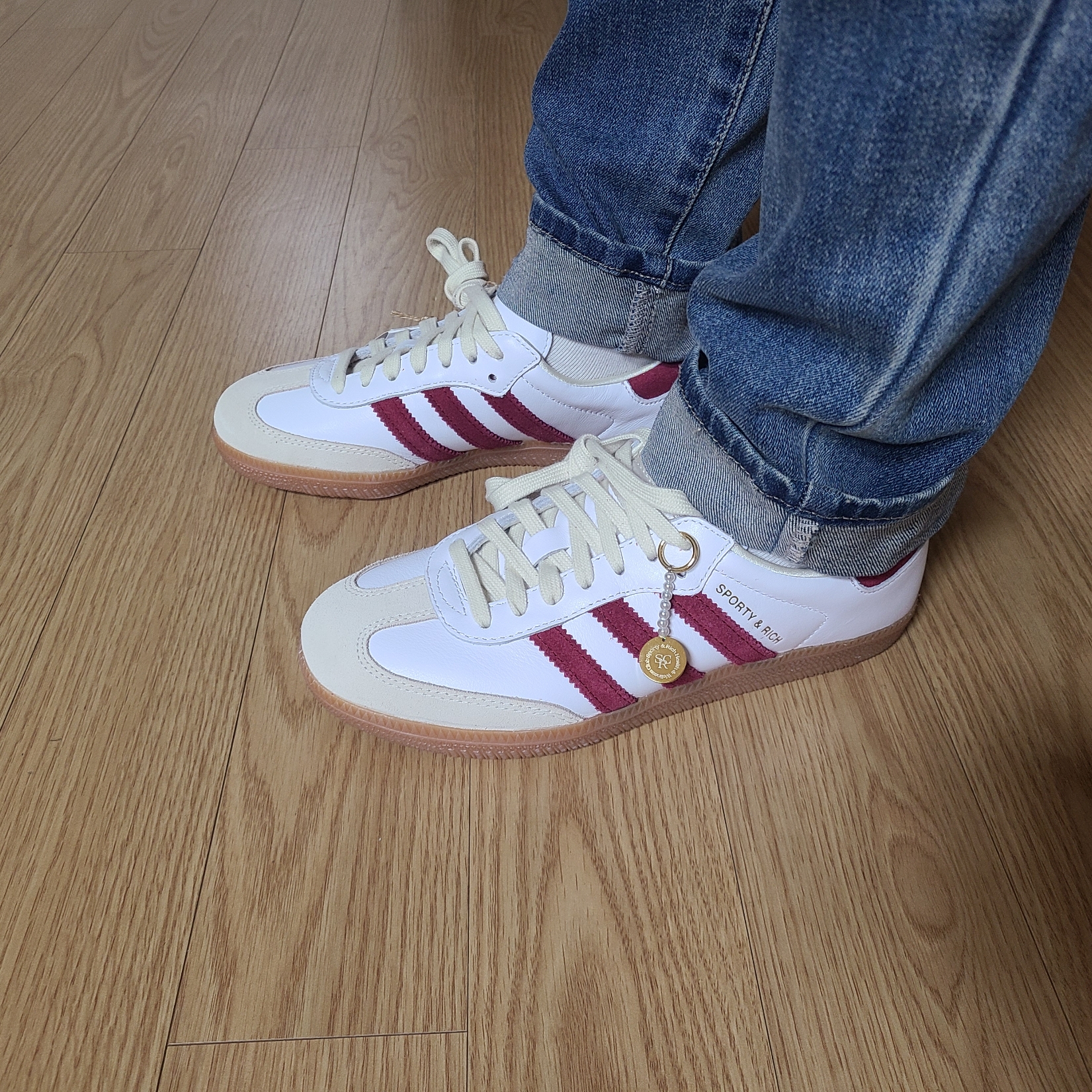 Adidas x Sporty & Rich Samba OG Cloud White Collegiate Burgundy 착용 스타일