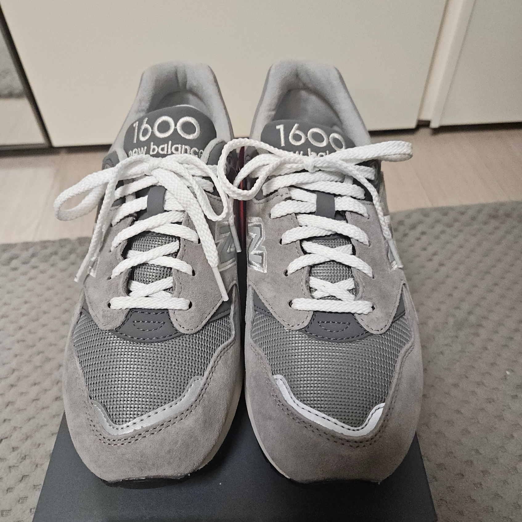 New Balance 1600 Gray 착용 스타일 - 1