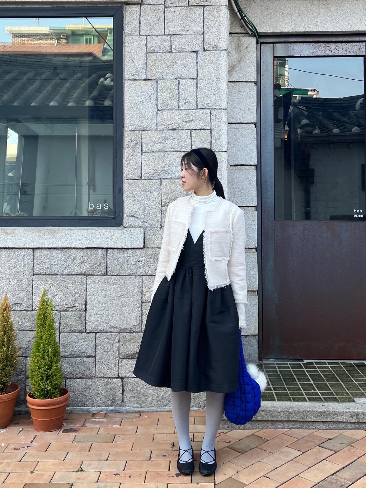 (W) Cueren Valencia 14 Ballerina Black, COS Quilted Mini Bag Blue 착용 스타일 - 2