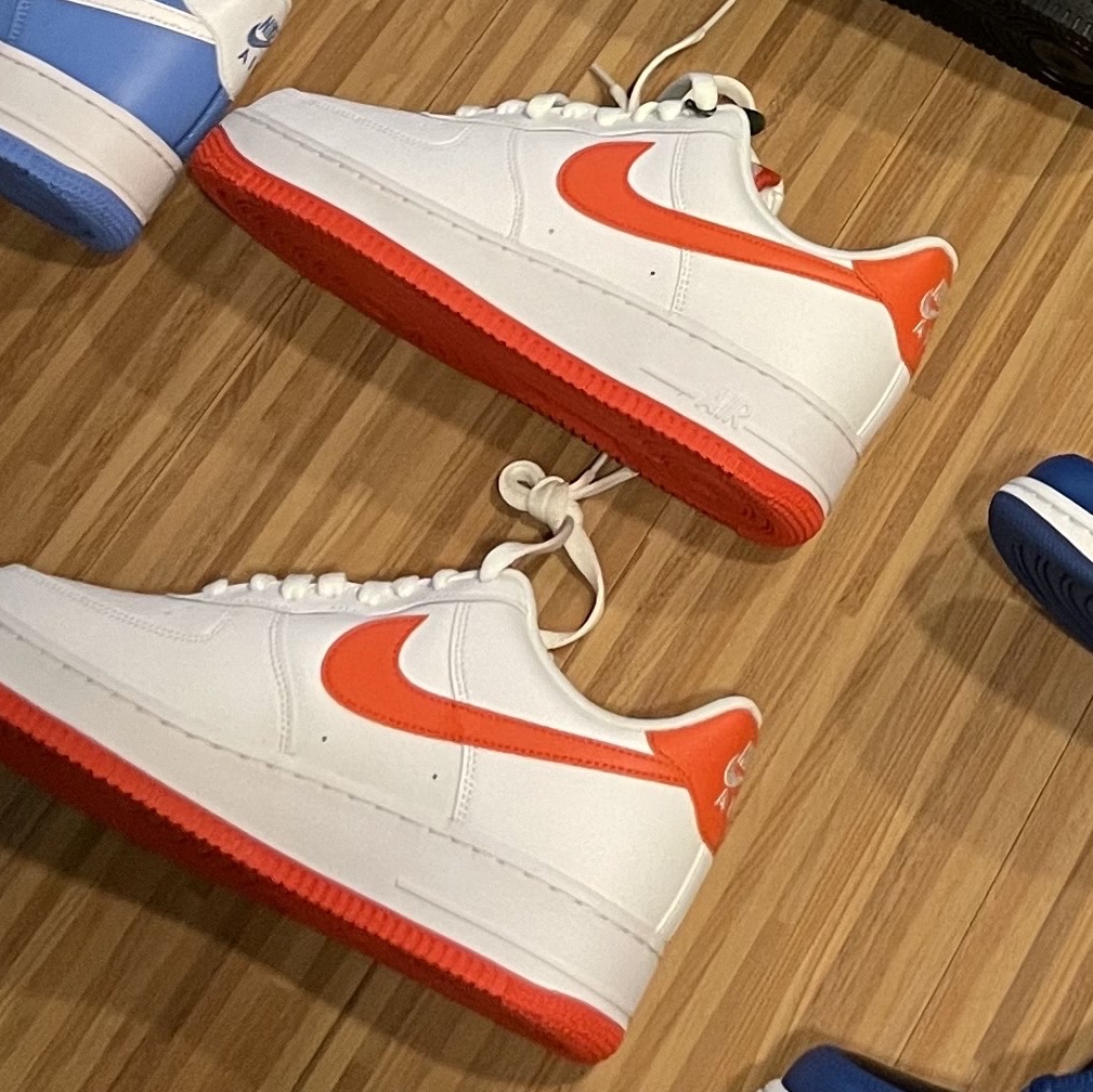 Nike Air Force 1 '07 Low White Team Orange 착용 스타일