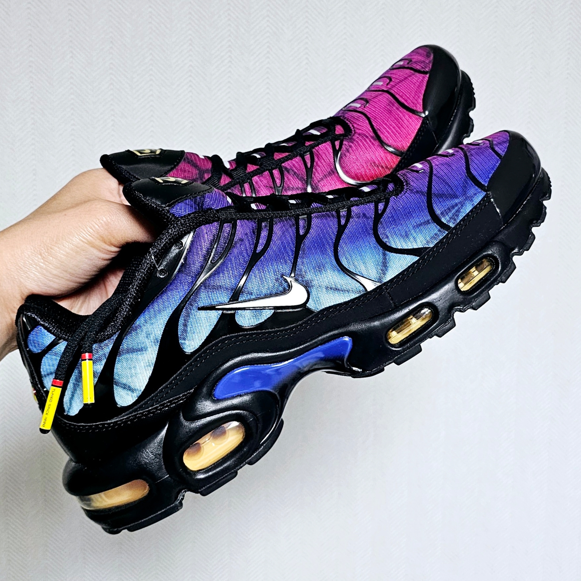 Nike Air Max Plus 25th Anniversary Black Varsity Red 착용 스타일