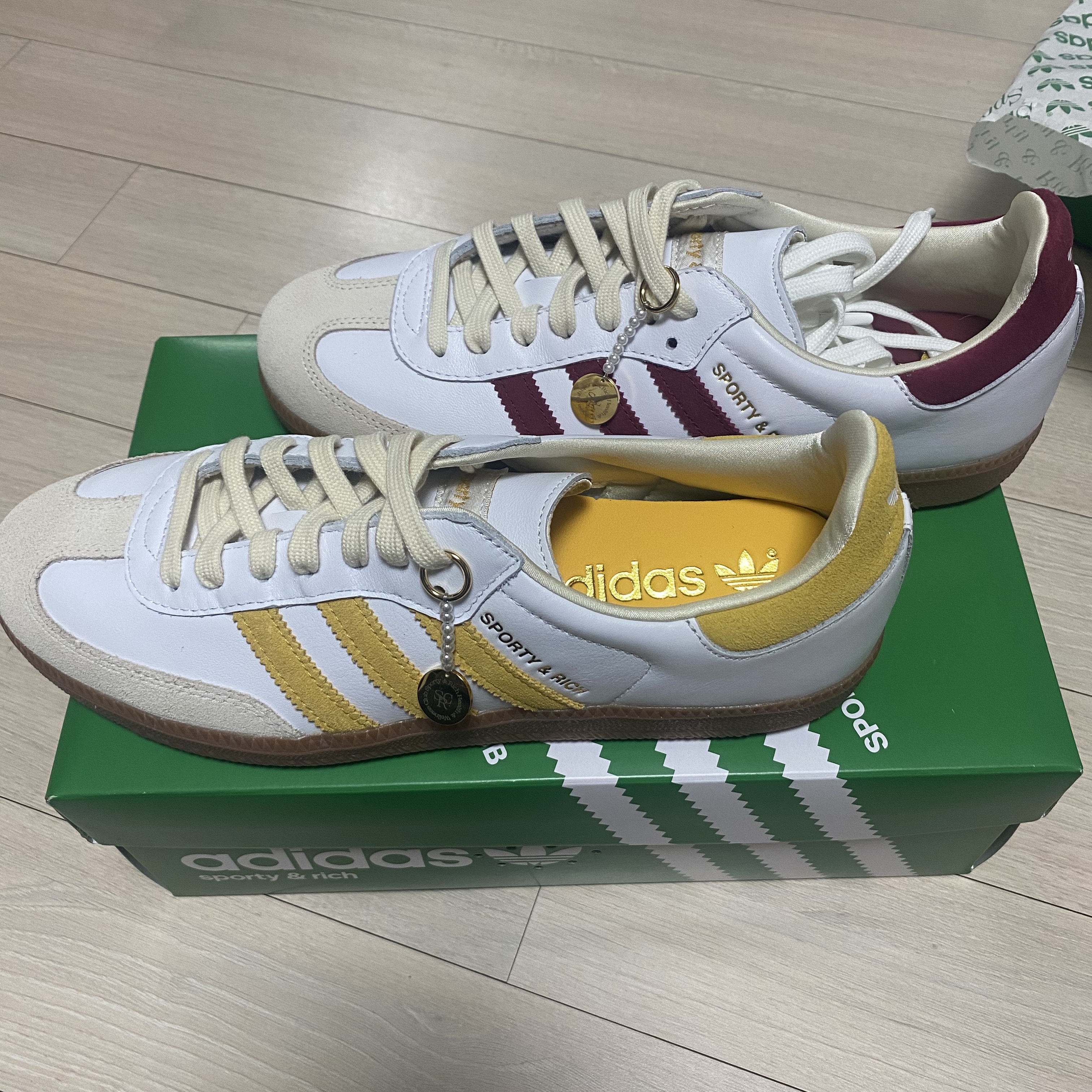Adidas x Sporty & Rich Samba OG Cloud White Collegiate Burgundy 착용 스타일 - 1