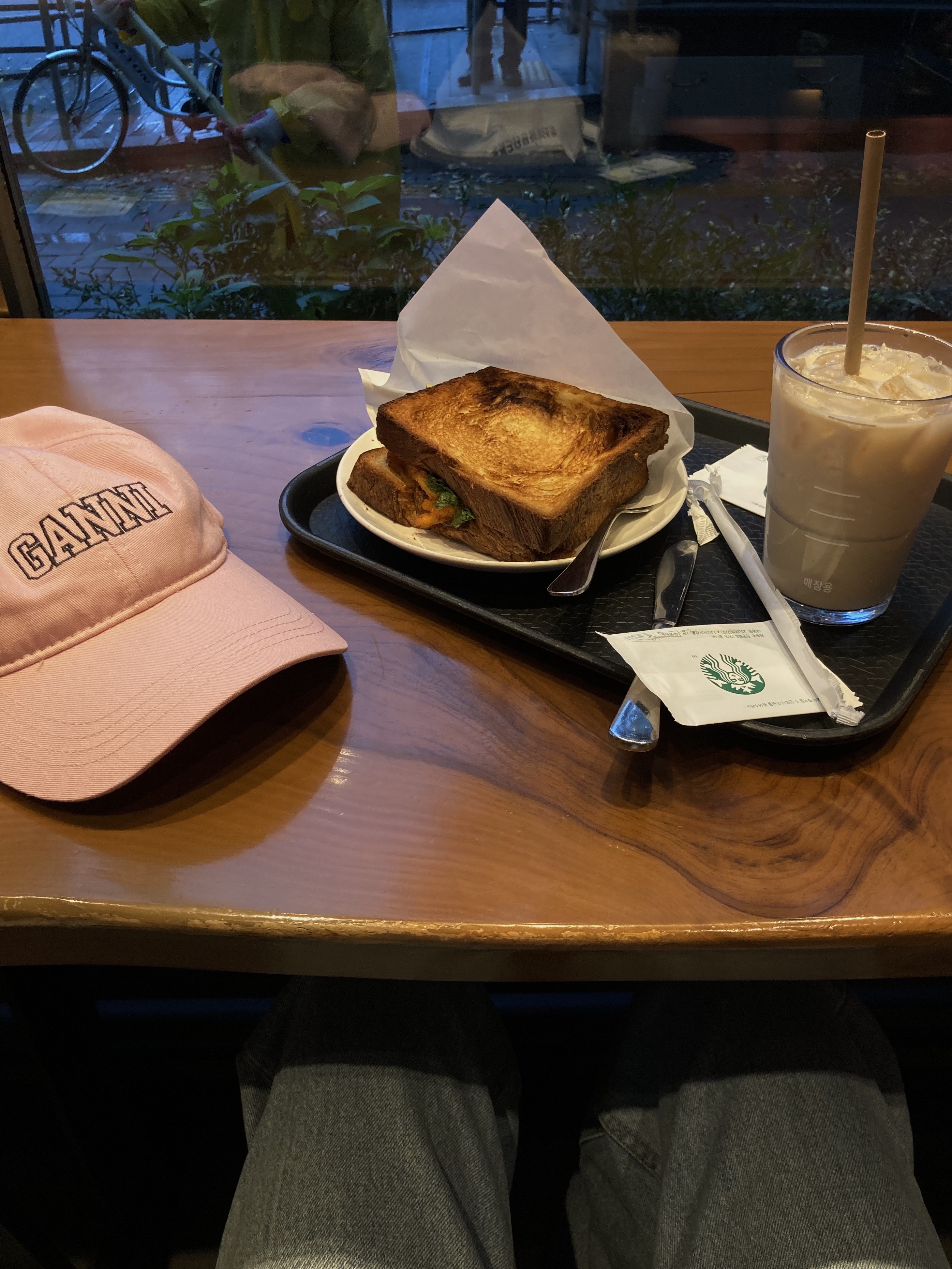 (W) Ganni Logo Cap Sweet Lilac, Chanel Classic Card Holder Grained Calfskin & Silver Black 착용 스타일 - 3