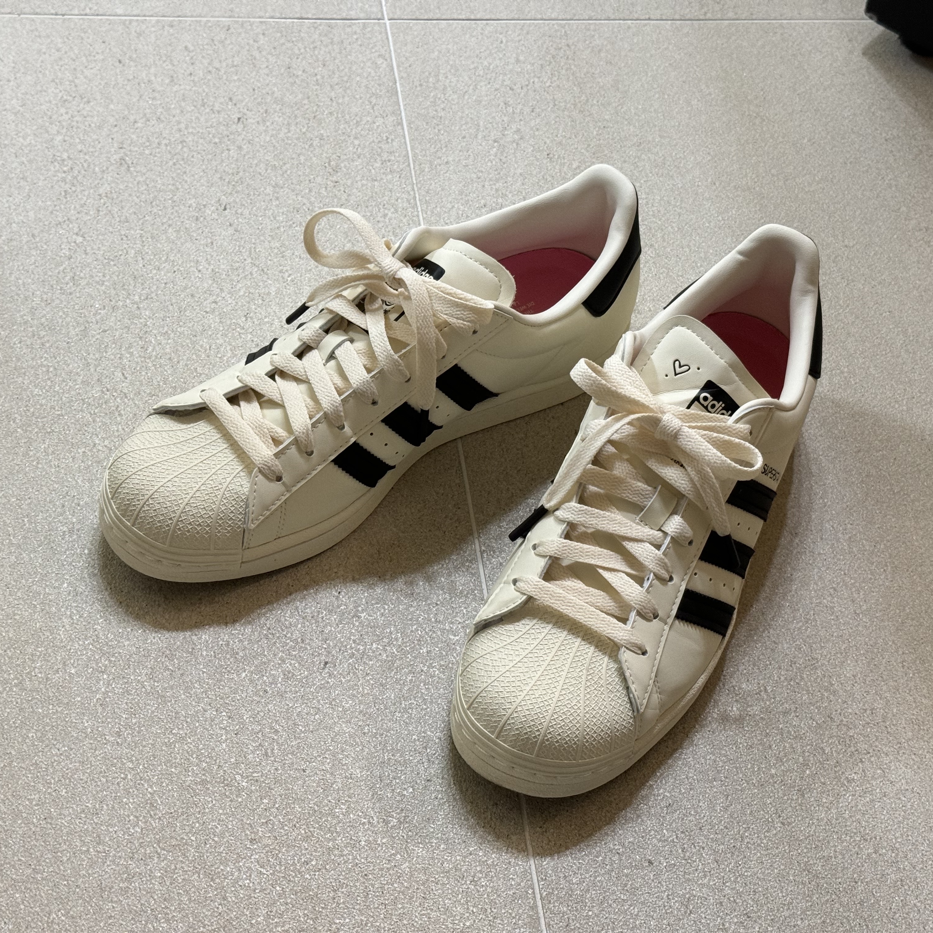 Adidas x Andre Saraiva Superstar Cream White Core Black 착용 스타일 - 3