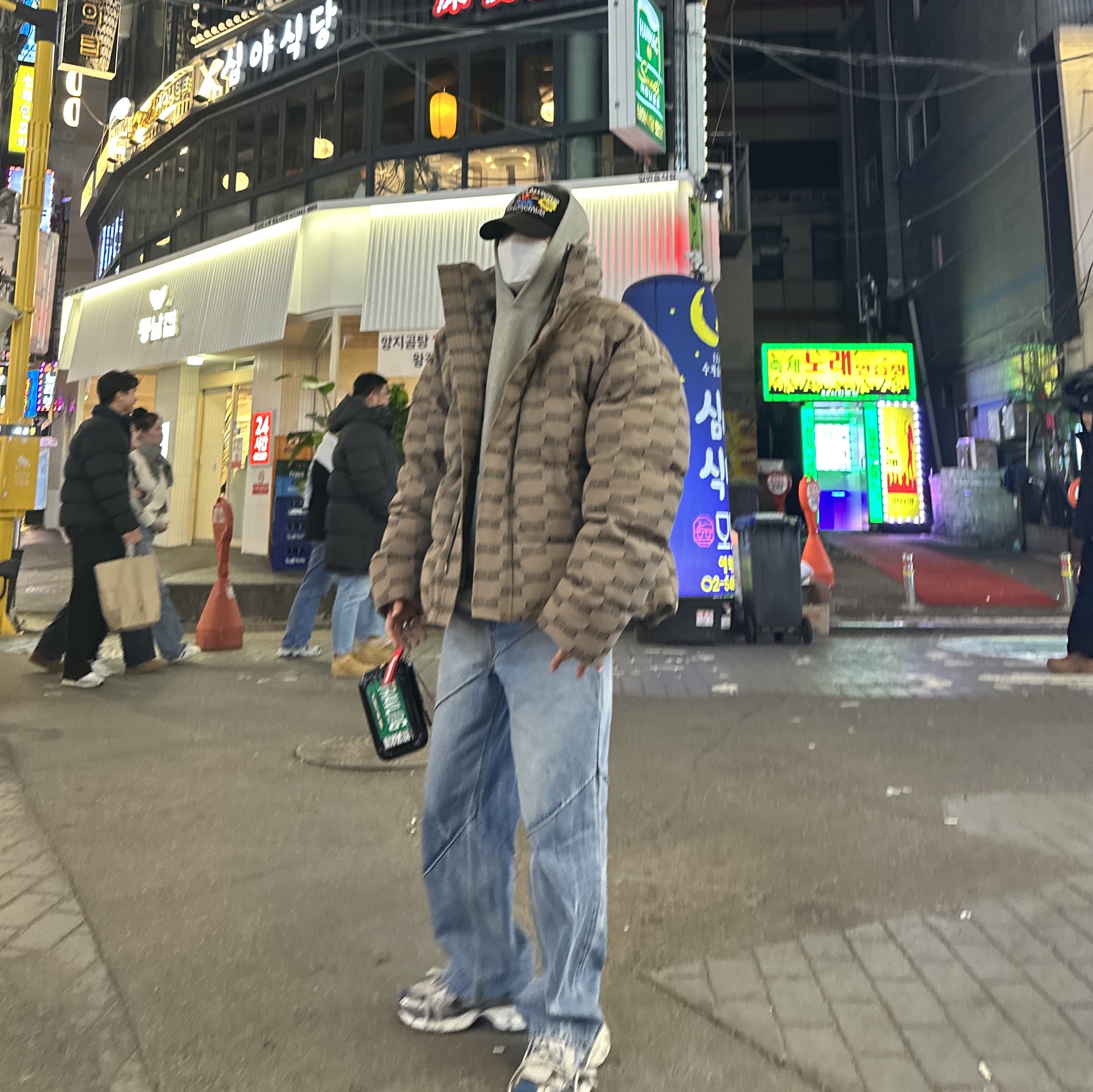 (W) Balenciaga BB Monogram Puffer Beige, Ader Error Deviant Jeans Blue 착용 스타일 - 2