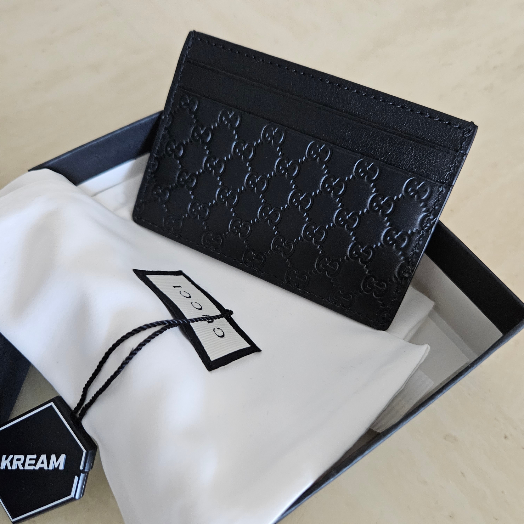 Gucci Micro GG Ssima Card Case Black 착용 스타일