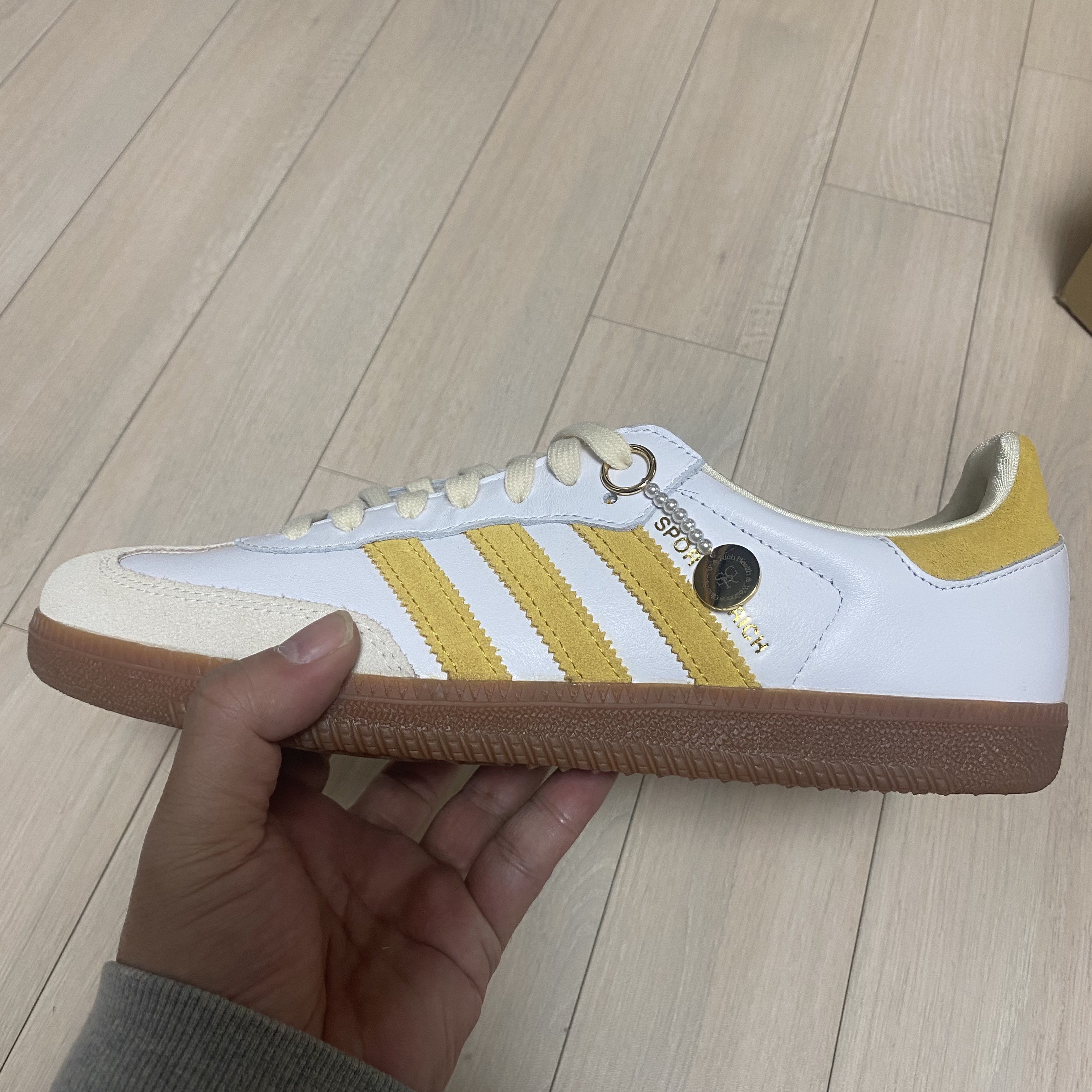 Adidas x Sporty & Rich Samba OG Cloud White Collegiate Burgundy 착용 스타일 - 3