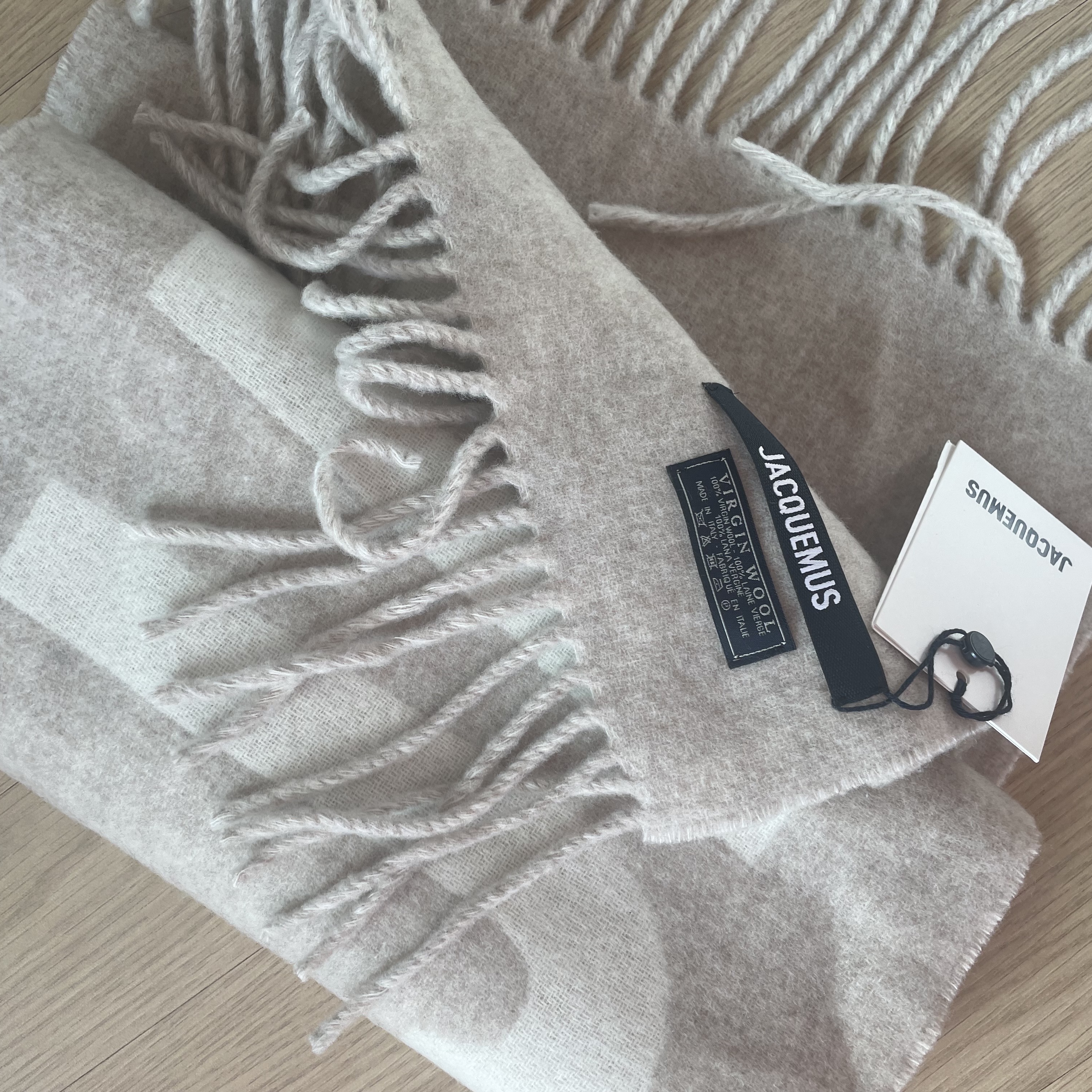 Jacquemus Lecharpe Fringe Logo Muffler Multi Beige 착용 스타일