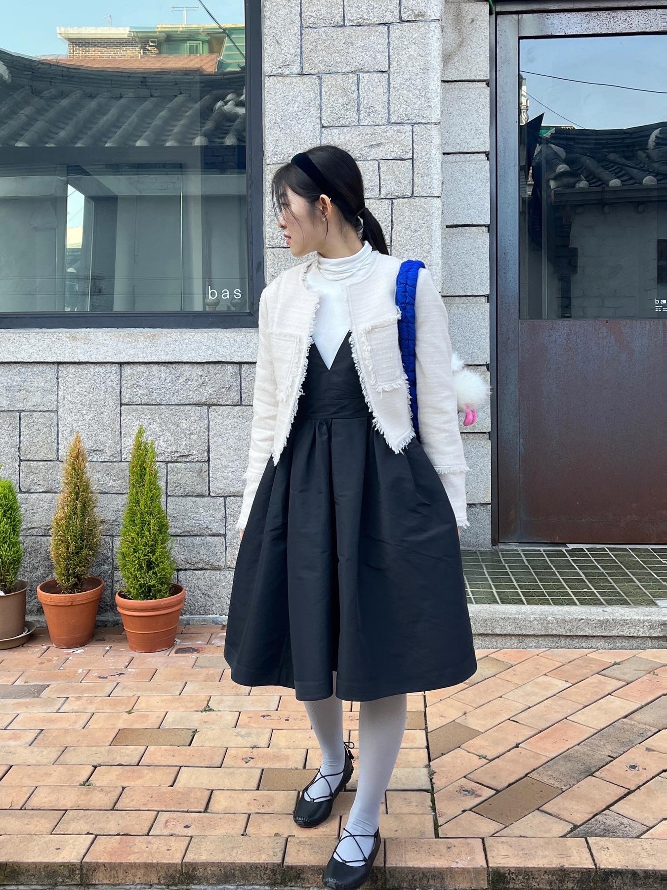 (W) Cueren Valencia 14 Ballerina Black, COS Quilted Mini Bag Blue 착용 스타일 - 1
