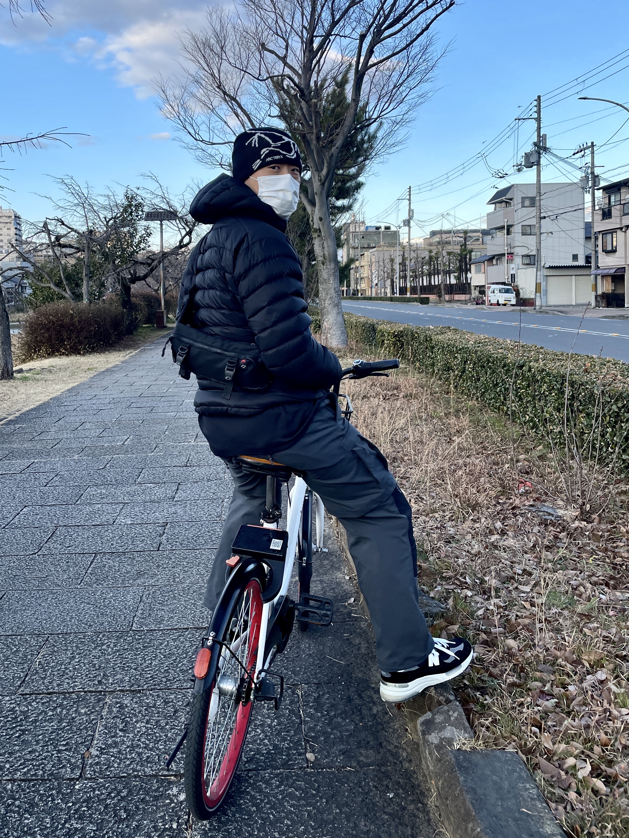 Arc'teryx Bird Head Toque Orca, Nike ACG Smith Summit Cargo Pants Dark Smoke Grey - Asia 착용 스타일