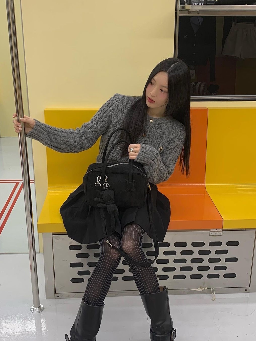 Anoetic Two-way Suede Tote Bag Black, Anoetic Two-way Suede Tote Bag Brown 착용 스타일 - 2