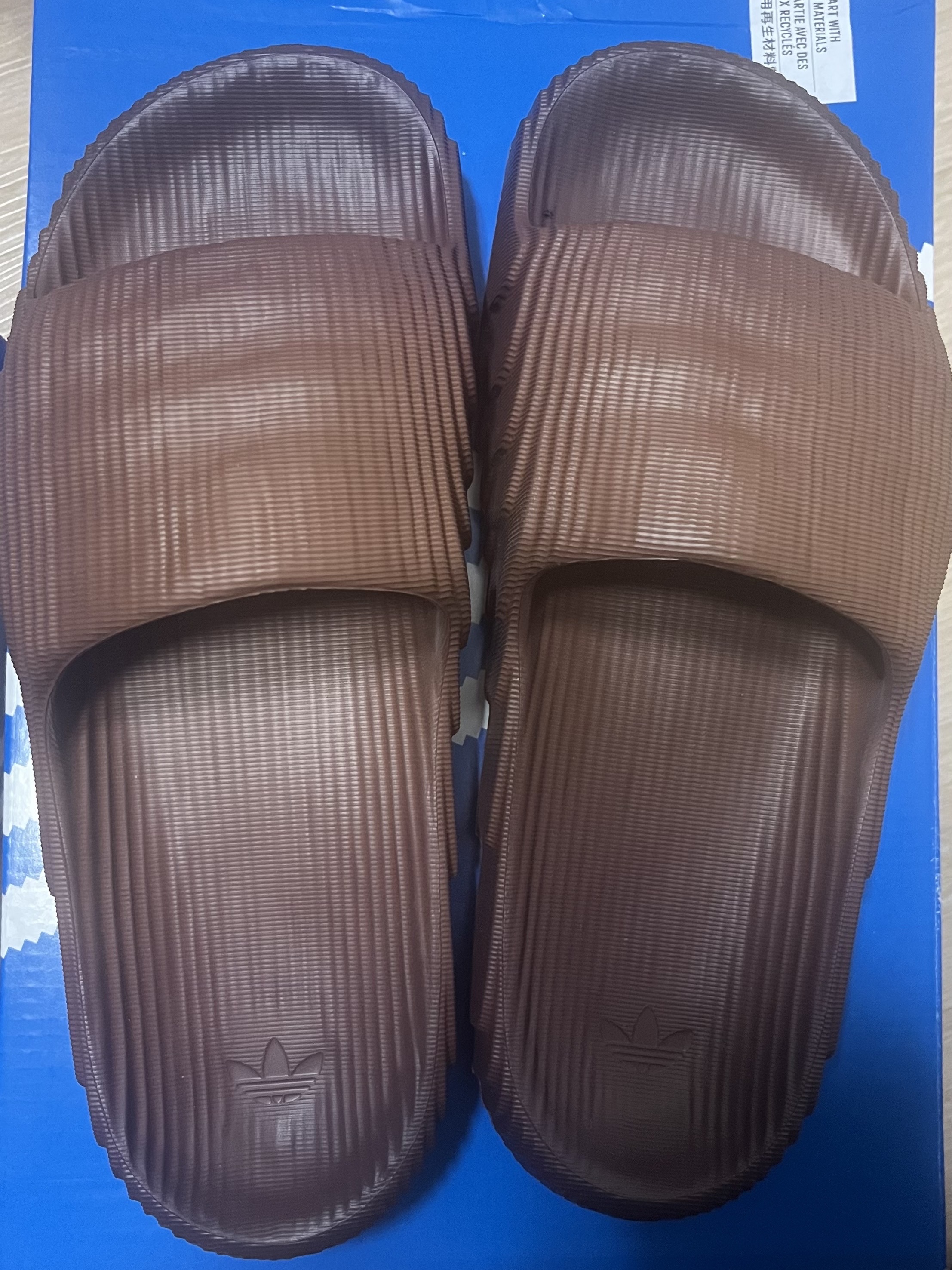 Adidas Adilette 22 Preloved Brown 착용 스타일