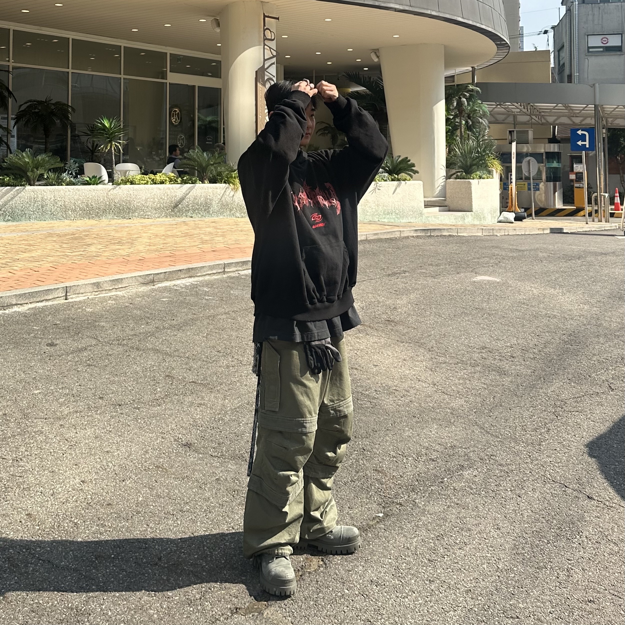 Undermycar x Emostanceclub Deremo Double Logo Oversized Hoodie Toreador - 23FW, Farfromwhat Far Layered Work Pants Olive 착용 스타일 - 1