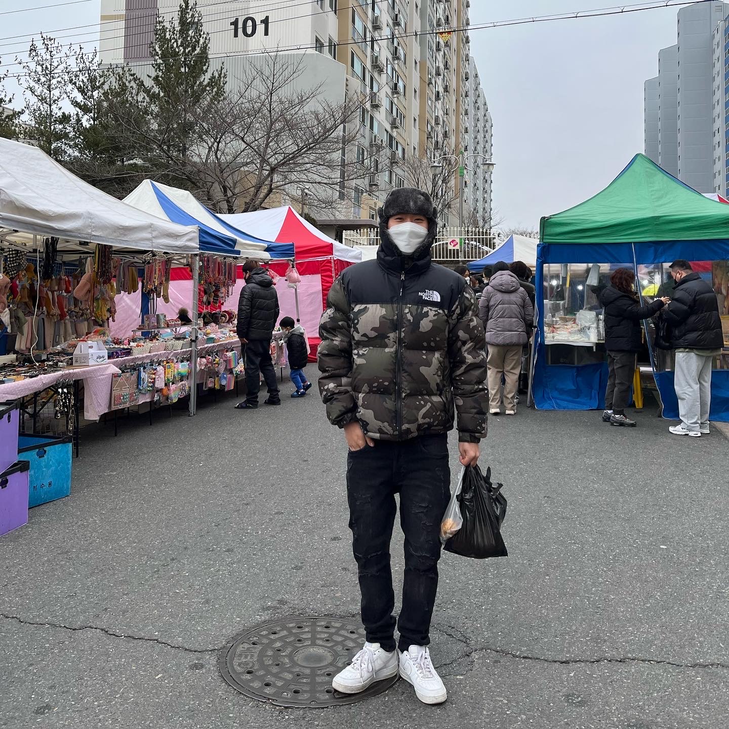The North Face 1996 Novelty Nuptse Jacket Woodland Camo 착용 스타일